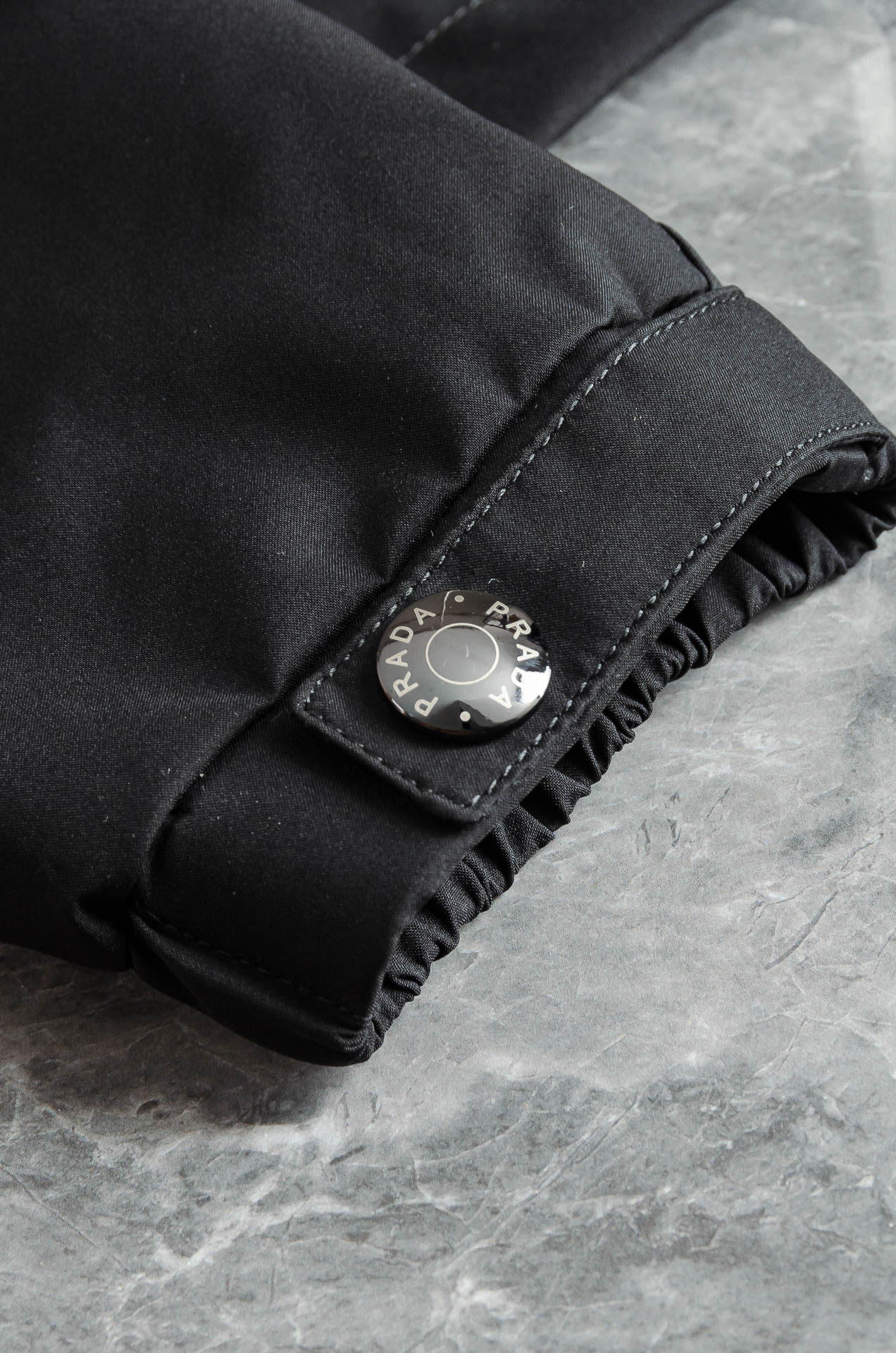 Pra*da 普拉达2025新品，可拆卸连帽防水夹克外套，同步官网发售！原厂代工出品，该款夹克外层超柔聚