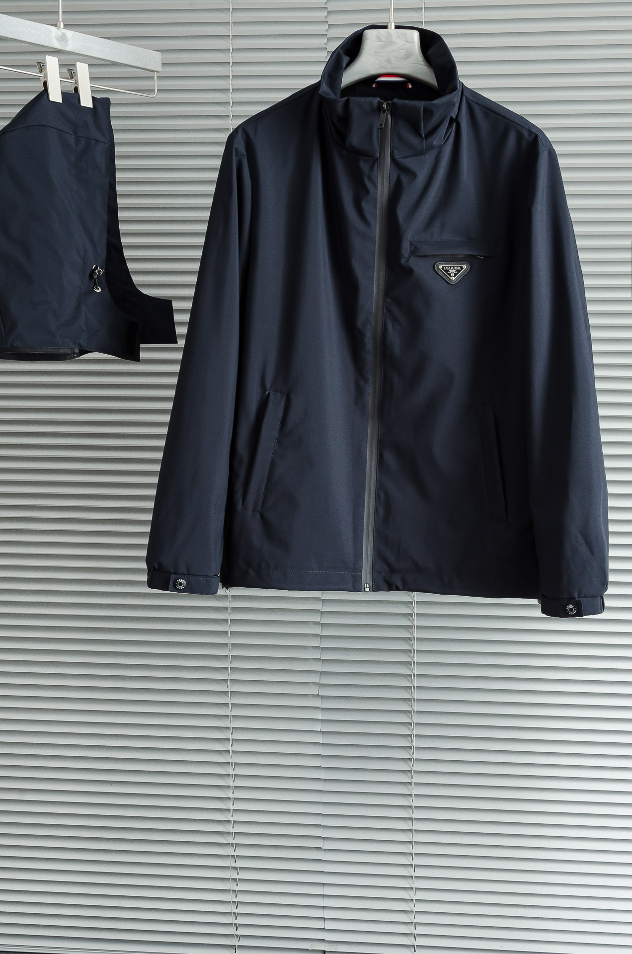 Pra*da 普拉达2025新品，可拆卸连帽防水夹克外套，同步官网发售！原厂代工出品，该款夹克外层超柔聚