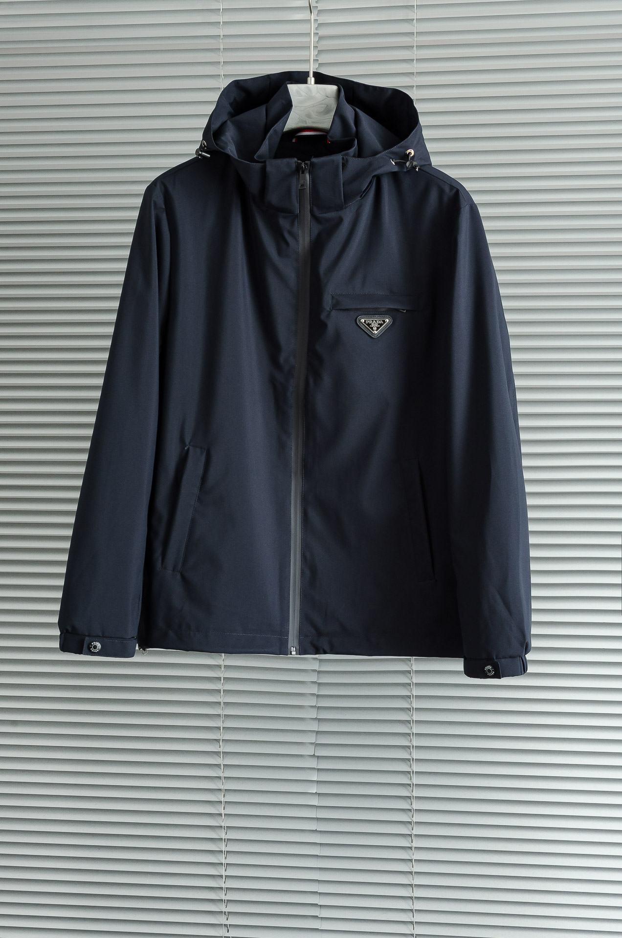 Pra*da 普拉达2025新品，可拆卸连帽防水夹克外套，同步官网发售！原厂代工出品，该款夹克外层超柔聚