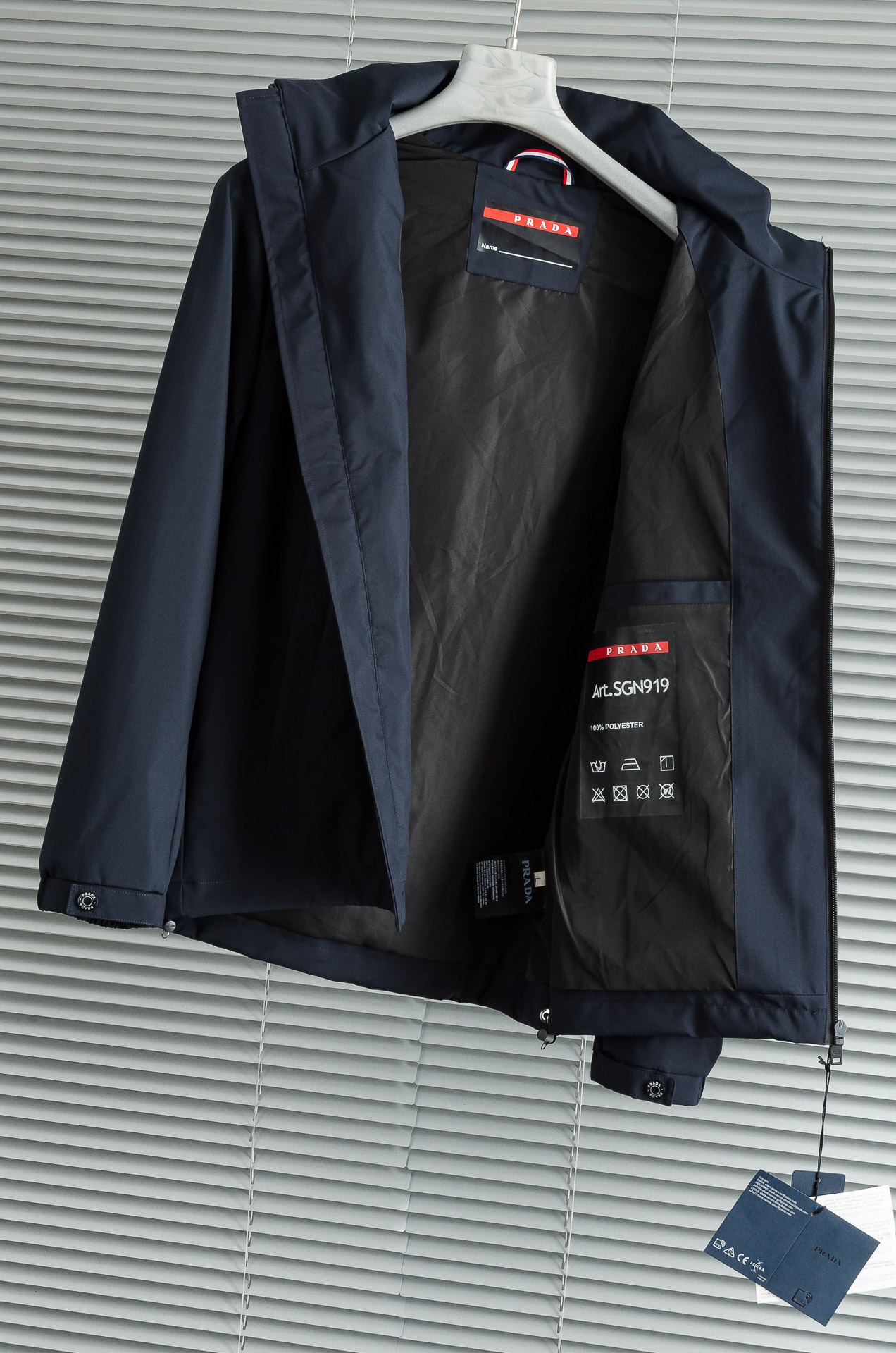 Pra*da 普拉达2025新品，可拆卸连帽防水夹克外套，同步官网发售！原厂代工出品，该款夹克外层超柔聚