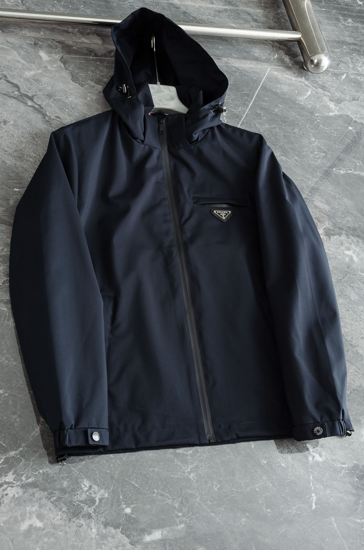 Pra*da 普拉达2025新品，可拆卸连帽防水夹克外套，同步官网发售！原厂代工出品，该款夹克外层超柔聚