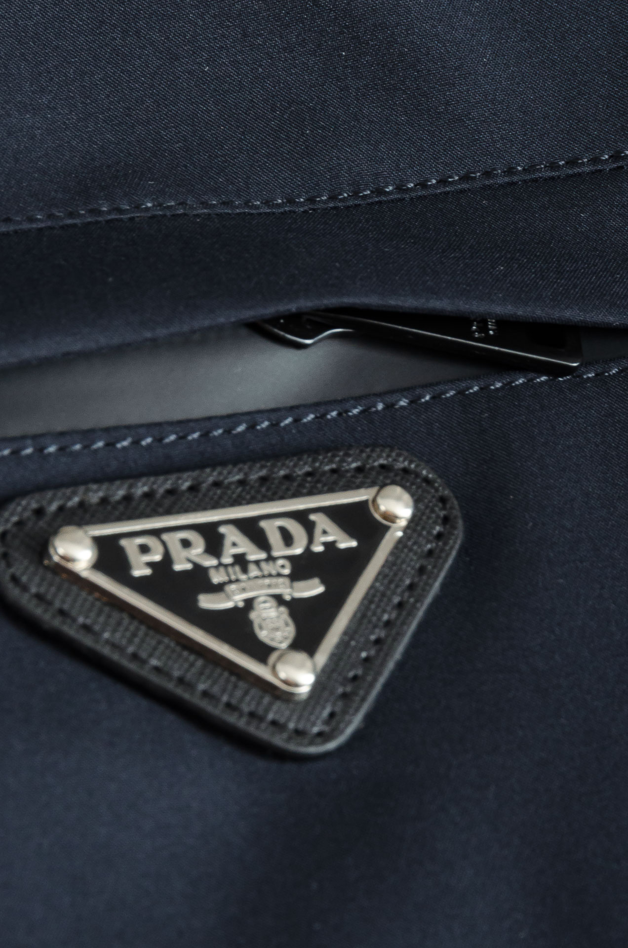 Pra*da 普拉达2025新品，可拆卸连帽防水夹克外套，同步官网发售！原厂代工出品，该款夹克外层超柔聚