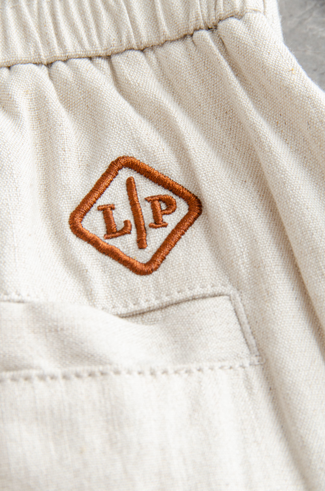 。 lp。 ss客供进口亚麻混纺被誉为会呼吸的面料👍🏻 松紧腰宽松立体裁剪男士舒适宽松长裤+短袖 套装