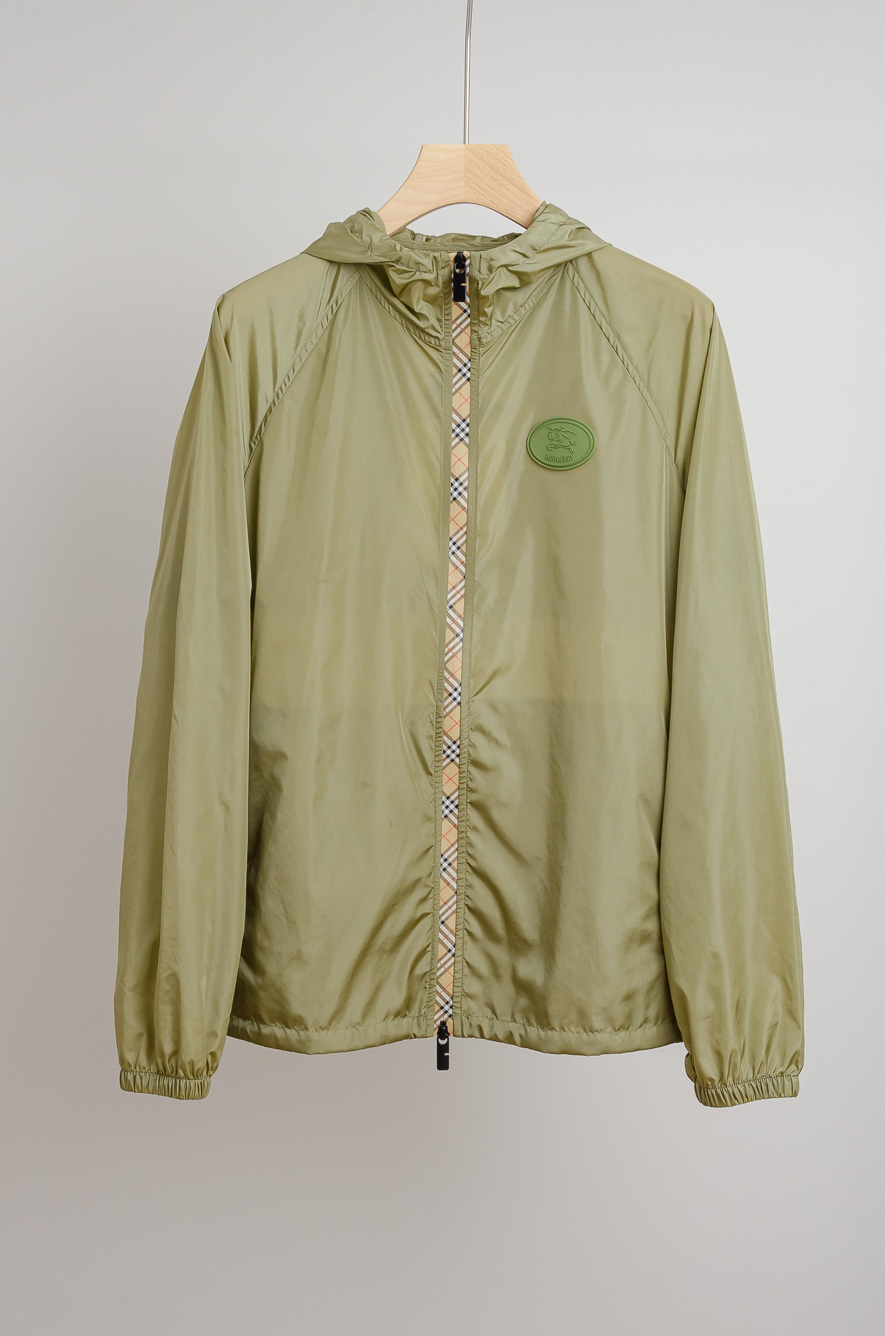 NO:520196,BBR Burberry 2025 Men's Jacket Sun Protection Clothing #New Outdoor Light and Thin Sun Protection Clothing is launched, with an overall advanced and fashionable design that breaks the designer's previous traditional style! The fabric is made of polyester fiber, with a light and silky feel and a very shiny feel. It is light and comfortable to wear, and it is excellent breathable and sweat-free. It can also be worn as a summer sun protection clothing, which can be easily matched across the year!  Hooded design, fashion sense and the unique luxury tone of the brand!  The upper body will definitely make you the focus of the audience. The daily wear, layered or mixed items are super eye-catching. It is simple and clean, but it can give you a unique dress effect!  Size S-XL, burberry, jackets & coats, jackets & coats,hats,alexander wang19860909BBR 巴宝莉2025男士夹克防晒服#全新户外轻薄防晒外套上线,整体超前时髦的设计,打破设计师以往的传统风格!面料采用聚酯纤维成分打造,手感轻薄丝滑且极具光泽感,着身轻盈舒适,绝佳的透气排汗性,亦可作为夏季防晒服穿着,轻松横跨一年四季搭配！连帽设计,时尚感与品牌独有的奢华调性！上身绝对会让你成为全场焦点,日常单穿、叠穿或作为混搭单品穿着都超级抢眼,简洁干净却又能给你与众不同的着装效果！ 尺码 S-XL,,burberry,jackets & coats,jackets & coats,hats,alexander wang,Men's clothing