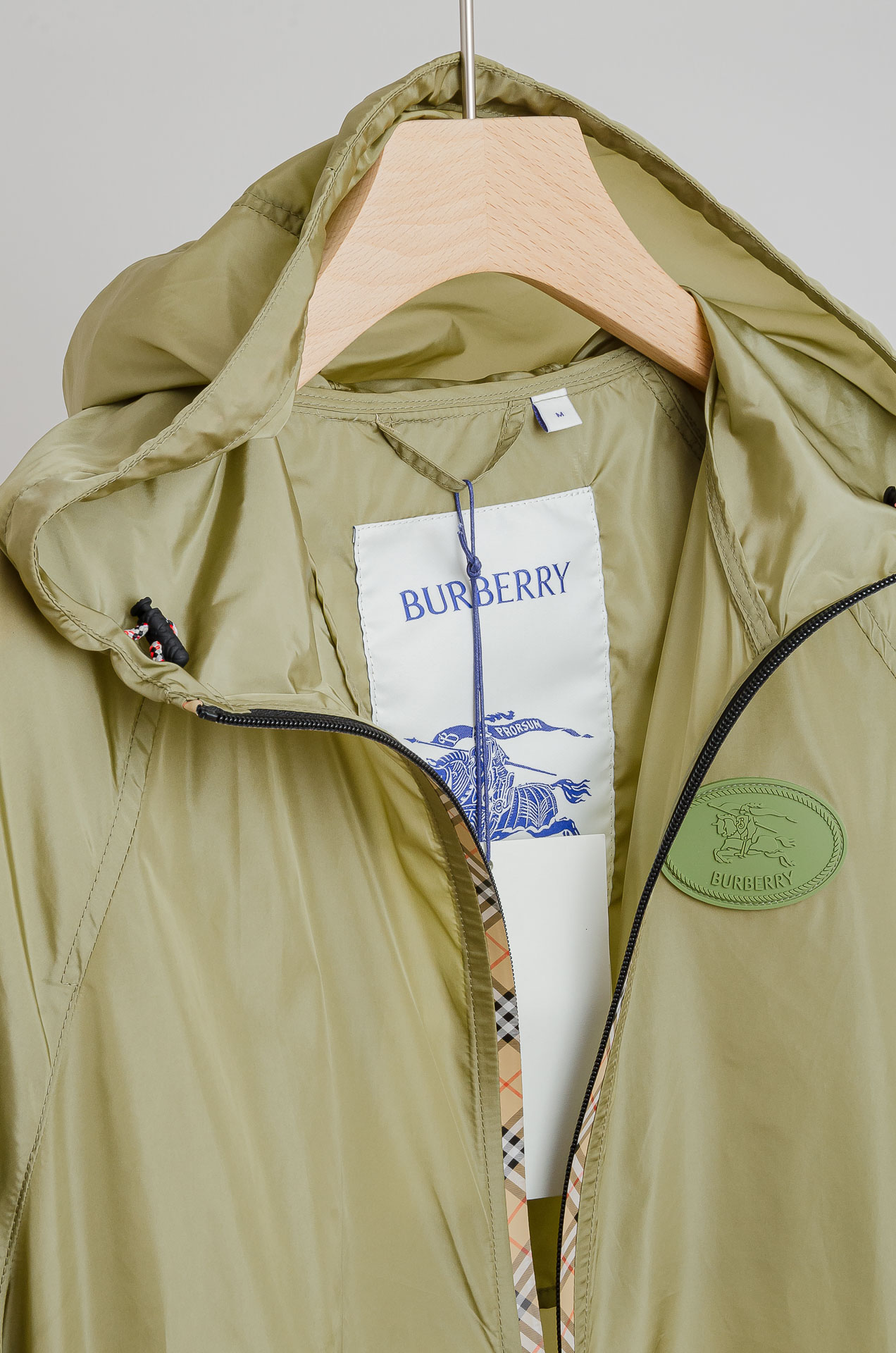 ☀️☀️BBR 巴宝莉2025男士夹克防晒服#全新户外轻薄防晒外套上线，整体超前时髦的设计，打破设计师以