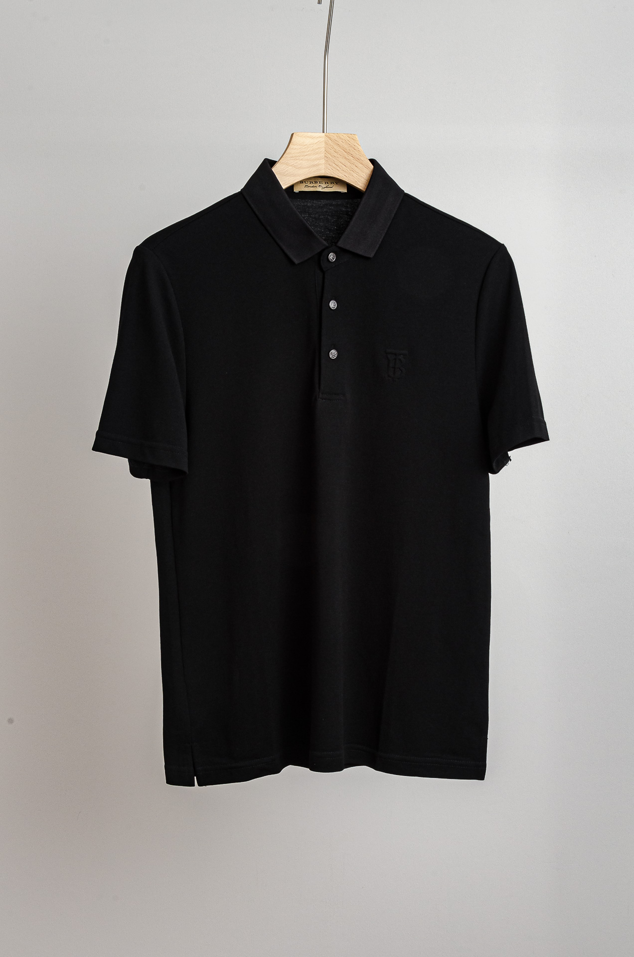NO:525884,Burberry 2025SS combed cotton mesh balls mercerated silky and breathable cool fixed lapels for men's business casual short-sleeved POLO shirt # Continues the consistently low-key but high-quality style, with minimal style, with exquisite fabrics and exquisite details, meeting the most appropriate definition of 'quality'. The high-end main line series, classic tone POLO shirts, have a consistently high standard of the main line, and are excellent from fabric to details. This T-shirt is customized  Cotton 39.5+recycled cellulose 18+spandex 39.5 is different from traditional cotton on the market. It is woven using a knitting machine imported from Germany. The texture is three-dimensional and clear, the coil is smaller, the structure is more stable, the breathability and comfort is UP. The unique double-sided merceration process is blessed with a crisp texture and high-end luster. The full small cylinder is dyed with yarn and will not deform after washing or wearing for a long time. The fabric with mesh breathable holes has an extremely light feel and a icy feel, allowing you to feel a hint of coolness in the hot summer!  The style itself is an evergreen type. The classic straight-through silhouette cutting technique highlights the golden proportion of Asian men, with a comprehensive body feeling and tailoring. It looks completely dressed in outdoor travel and urban life. The overall style is minimalist, and the style can be business and casual, and it is classic enough to close your eyes!  !  Size M-3XL, Burberry, T-shirt,tees, t-shirt, gold,alexander wang19860909巴宝莉 2025SS精梳棉网眼珠地丝光处理丝滑透气凉爽定织翻领男士商务休闲短袖POLO衫# 延续一贯地低调但高质的作派,风格极简,面料为王,细节精湛,满足了对“有品”最恰到好处的定义.高端主线系列,经典调性的POLO衫,有着主线的一贯高水准,从面料到细节都堪称优秀. 这款T恤采用了定制 棉39.5+再生纤维素18+氨纶39.5跟市面上传统的棉不同,使用德国进口机器针织机织造,肌理立体清晰,线圈更小,结构更稳,透气性和舒适度UP,独到的双面丝光工艺加持,质感挺括,光泽高级.全小缸对色染纱,洗涤和久穿都不会变形.网眼透气孔的面料,手感极致轻薄,贴肤冰感十足,让您在炎热夏季感受到一丝凉爽！ 款式本身属于万年常青的类型,经典的直通廓形裁剪手法,彰显亚洲男士的黄金比例身材,体感和剪裁面面俱到,在户外出行与都市生活中,焕然穿搭风格.整体极简,风格上可商务可休闲,足够经典可以闭眼入的类型！！ 尺码M-3XL,,burberry,T-shirt,tees，t-shirt,gold,alexander wang,Men's clothing