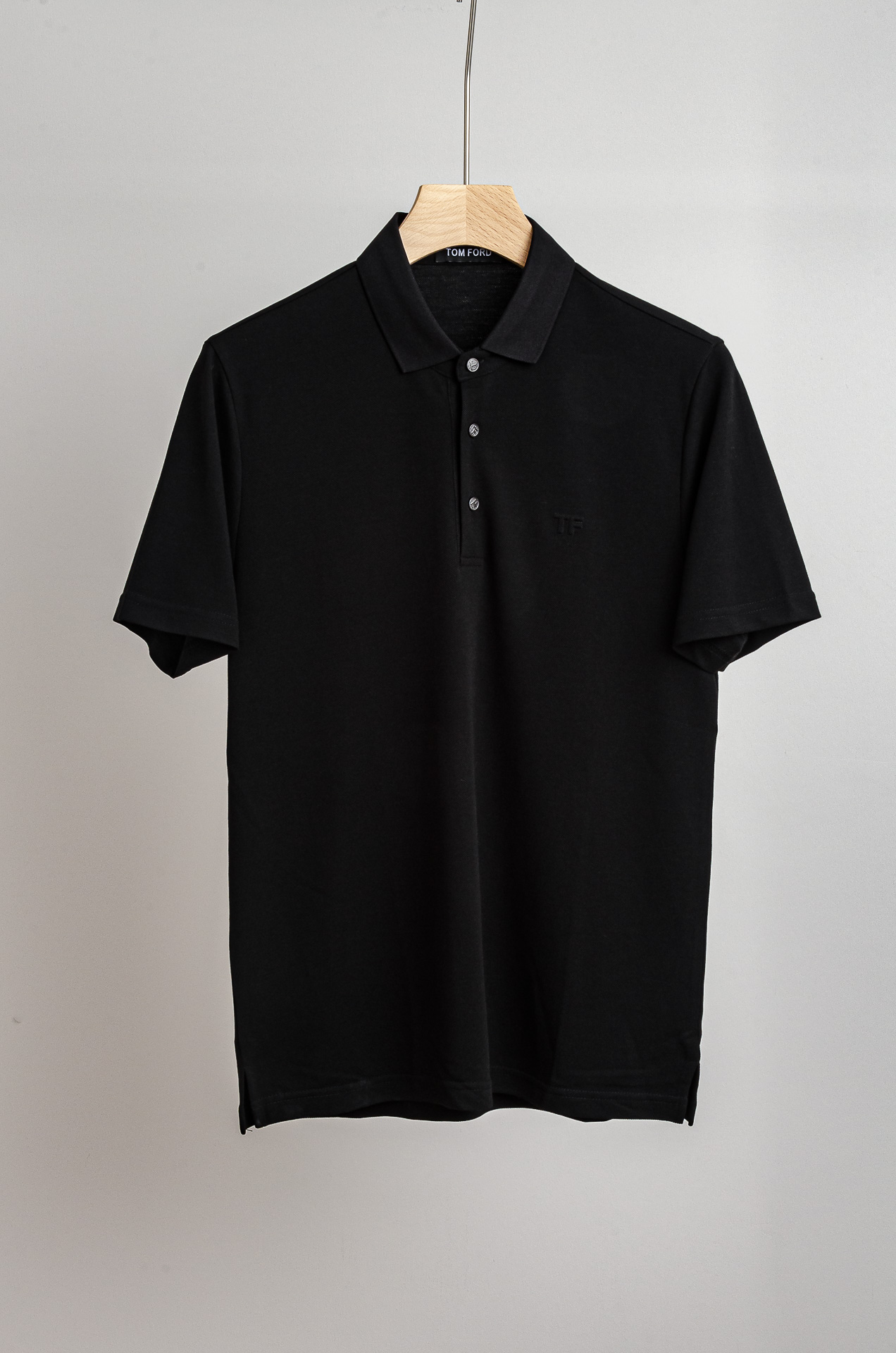 NO:525865,TF 2025SS combed cotton mesh balls mercerated silky and breathable cool fixed lapel men's business casual short-sleeved POLO shirt # Continues the consistently low-key but high-quality style, with minimal style, with exquisite fabrics and exquisite details, meeting the most appropriate definition of 'quality'. The high-end main line series, classic tone POLO shirts, have a consistently high standard of the main line, and are excellent from fabrics to details. This T-shirt is customized  Cotton 39.5+recycled cellulose 18+spandex 39.5 is different from traditional cotton on the market. It is woven using a knitting machine imported from Germany. The texture is three-dimensional and clear, the coil is smaller, the structure is more stable, the breathability and comfort is UP. The unique double-sided merceration process is blessed with a crisp texture and high-end luster. The full small cylinder is dyed with yarn and will not deform after washing or wearing for a long time. The fabric with mesh breathable holes has an extremely thin feel and a icy feel, allowing you to feel a hint of coolness in the hot summer!  The style itself is an evergreen type. The classic straight-through silhouette cutting technique highlights the golden proportion of Asian men, with a comprehensive body feeling and tailoring. It looks completely dressed in outdoor travel and urban life. The overall style is minimalist, and the style can be business and casual, and it is classic enough to close your eyes!  !  Size M-3XL,,tom ford,T-shirt,tees,t-shirt,gold,alexander wang19860909TF 2025SS精梳棉网眼珠地丝光处理丝滑透气凉爽定织翻领男士商务休闲短袖POLO衫# 延续一贯地低调但高质的作派,风格极简,面料为王,细节精湛,满足了对“有品”最恰到好处的定义.高端主线系列,经典调性的POLO衫,有着主线的一贯高水准,从面料到细节都堪称优秀. 这款T恤采用了定制 棉39.5+再生纤维素18+氨纶39.5跟市面上传统的棉不同,使用德国进口机器针织机织造,肌理立体清晰,线圈更小,结构更稳,透气性和舒适度UP,独到的双面丝光工艺加持,质感挺括,光泽高级.全小缸对色染纱,洗涤和久穿都不会变形.网眼透气孔的面料,手感极致轻薄,贴肤冰感十足,让您在炎热夏季感受到一丝凉爽！ 款式本身属于万年常青的类型,经典的直通廓形裁剪手法,彰显亚洲男士的黄金比例身材,体感和剪裁面面俱到,在户外出行与都市生活中,焕然穿搭风格.整体极简,风格上可商务可休闲,足够经典可以闭眼入的类型！！ 尺码M-3XL,,tom ford,T-shirt,tees，t-shirt,gold,alexander wang,Men's clothing