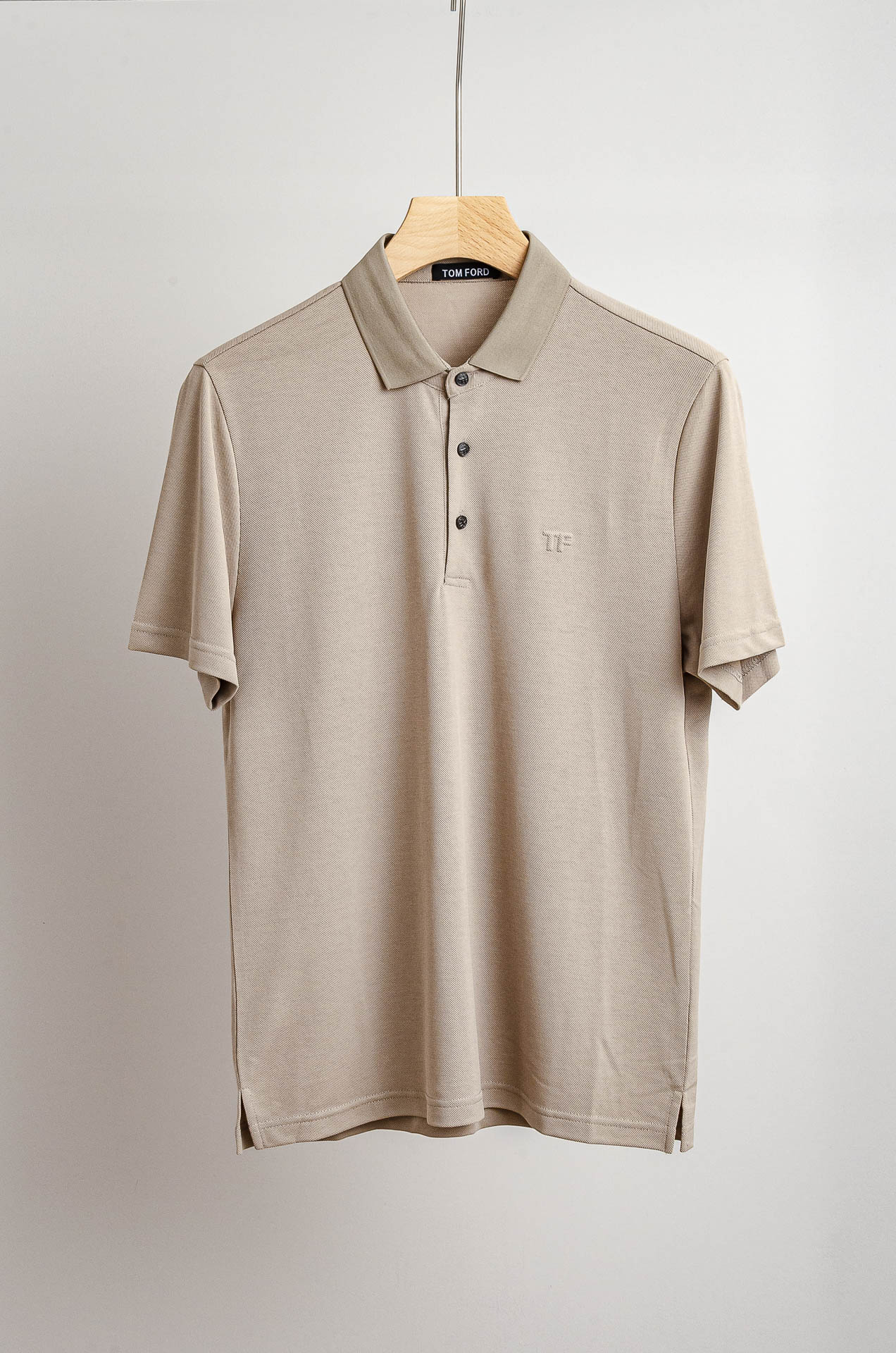 NO:525886,TOM FORD 2025SS combed cotton mesh balls mercerated silky and breathable cool fixed lapels for men's business casual short-sleeved POLO shirt # Continues the consistently low-key but high-quality style, with minimal style, with exquisite fabrics and exquisite details, meeting the most appropriate definition of 'quality'. The high-end main line series, classic tone POLO shirts, have a consistently high standard of the main line, and are excellent from fabric to details. This T-shirt is customized  Cotton 39.5+recycled cellulose 18+spandex 39.5 is different from traditional cotton on the market. It is woven using a knitting machine imported from Germany. The texture is three-dimensional and clear, the coil is smaller, the structure is more stable, the breathability and comfort is UP. The unique double-sided merceration process is blessed with a crisp texture and high-end luster. The full small cylinder is dyed with yarn and will not deform after washing or wearing for a long time. The fabric with mesh breathable holes has an extremely thin feel and a icy feel, allowing you to feel a hint of coolness in the hot summer!  The style itself is an evergreen type. The classic straight-through silhouette cutting technique highlights the golden proportion of Asian men, with a comprehensive body feeling and tailoring. It looks completely dressed in outdoor travel and urban life. The overall style is minimalist, and the style can be business and casual, and it is classic enough to close your eyes!  !  Size M-3XL,,tom ford,T-shirt,tees,t-shirt,gold,alexander wang19860909TOM FORD汤姆福特 2025SS精梳棉网眼珠地丝光处理丝滑透气凉爽定织翻领男士商务休闲短袖POLO衫# 延续一贯地低调但高质的作派,风格极简,面料为王,细节精湛,满足了对“有品”最恰到好处的定义.高端主线系列,经典调性的POLO衫,有着主线的一贯高水准,从面料到细节都堪称优秀. 这款T恤采用了定制 棉39.5+再生纤维素18+氨纶39.5跟市面上传统的棉不同,使用德国进口机器针织机织造,肌理立体清晰,线圈更小,结构更稳,透气性和舒适度UP,独到的双面丝光工艺加持,质感挺括,光泽高级.全小缸对色染纱,洗涤和久穿都不会变形.网眼透气孔的面料,手感极致轻薄,贴肤冰感十足,让您在炎热夏季感受到一丝凉爽！ 款式本身属于万年常青的类型,经典的直通廓形裁剪手法,彰显亚洲男士的黄金比例身材,体感和剪裁面面俱到,在户外出行与都市生活中,焕然穿搭风格.整体极简,风格上可商务可休闲,足够经典可以闭眼入的类型！！ 尺码M-3XL,,tom ford,T-shirt,tees，t-shirt,gold,alexander wang,Men's clothing