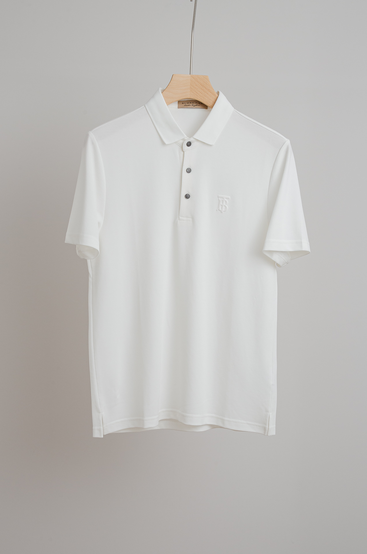 NO:525867,BURBERRY 2025SS combed cotton mesh balls mercerated silky and breathable cool fixed lapels for men's business casual short-sleeved POLO shirt # Continues the consistently low-key but high-quality style, with minimal style, with exquisite fabrics and exquisite details, meeting the most appropriate definition of 'quality'. The high-end main line series, classic tone POLO shirts, have a consistently high standard of the main line, and are excellent from fabric to details. This T-shirt is customized  Cotton 39.5+recycled cellulose 18+spandex 39.5 is different from traditional cotton on the market. It is woven using a knitting machine imported from Germany. The texture is three-dimensional and clear, the coil is smaller, the structure is more stable, the breathability and comfort is UP. The unique double-sided merceration process is blessed with a crisp texture and high-end luster. The full small cylinder is dyed with yarn and will not deform after washing or wearing for a long time. The fabric with mesh breathable holes has an extremely thin feel and a icy feel, allowing you to feel a hint of coolness in the hot summer!  The style itself is an evergreen type. The classic straight-through silhouette cutting technique highlights the golden proportion of Asian men, with a comprehensive body feeling and tailoring. It looks completely dressed in outdoor travel and urban life. The overall style is minimalist, and the style can be business and casual, and it is classic enough to close your eyes!  !  Size M-3XL, burberry, burberry, T-shirt,tees, t-shirt, gold, alexander wang19860909BURBERRY巴宝莉 2025SS精梳棉网眼珠地丝光处理丝滑透气凉爽定织翻领男士商务休闲短袖POLO衫# 延续一贯地低调但高质的作派,风格极简,面料为王,细节精湛,满足了对“有品”最恰到好处的定义.高端主线系列,经典调性的POLO衫,有着主线的一贯高水准,从面料到细节都堪称优秀. 这款T恤采用了定制 棉39.5+再生纤维素18+氨纶39.5跟市面上传统的棉不同,使用德国进口机器针织机织造,肌理立体清晰,线圈更小,结构更稳,透气性和舒适度UP,独到的双面丝光工艺加持,质感挺括,光泽高级.全小缸对色染纱,洗涤和久穿都不会变形.网眼透气孔的面料,手感极致轻薄,贴肤冰感十足,让您在炎热夏季感受到一丝凉爽！ 款式本身属于万年常青的类型,经典的直通廓形裁剪手法,彰显亚洲男士的黄金比例身材,体感和剪裁面面俱到,在户外出行与都市生活中,焕然穿搭风格.整体极简,风格上可商务可休闲,足够经典可以闭眼入的类型！！ 尺码M-3XL,,burberry,burberry,T-shirt,tees，t-shirt,gold,alexander wang,Men's clothing