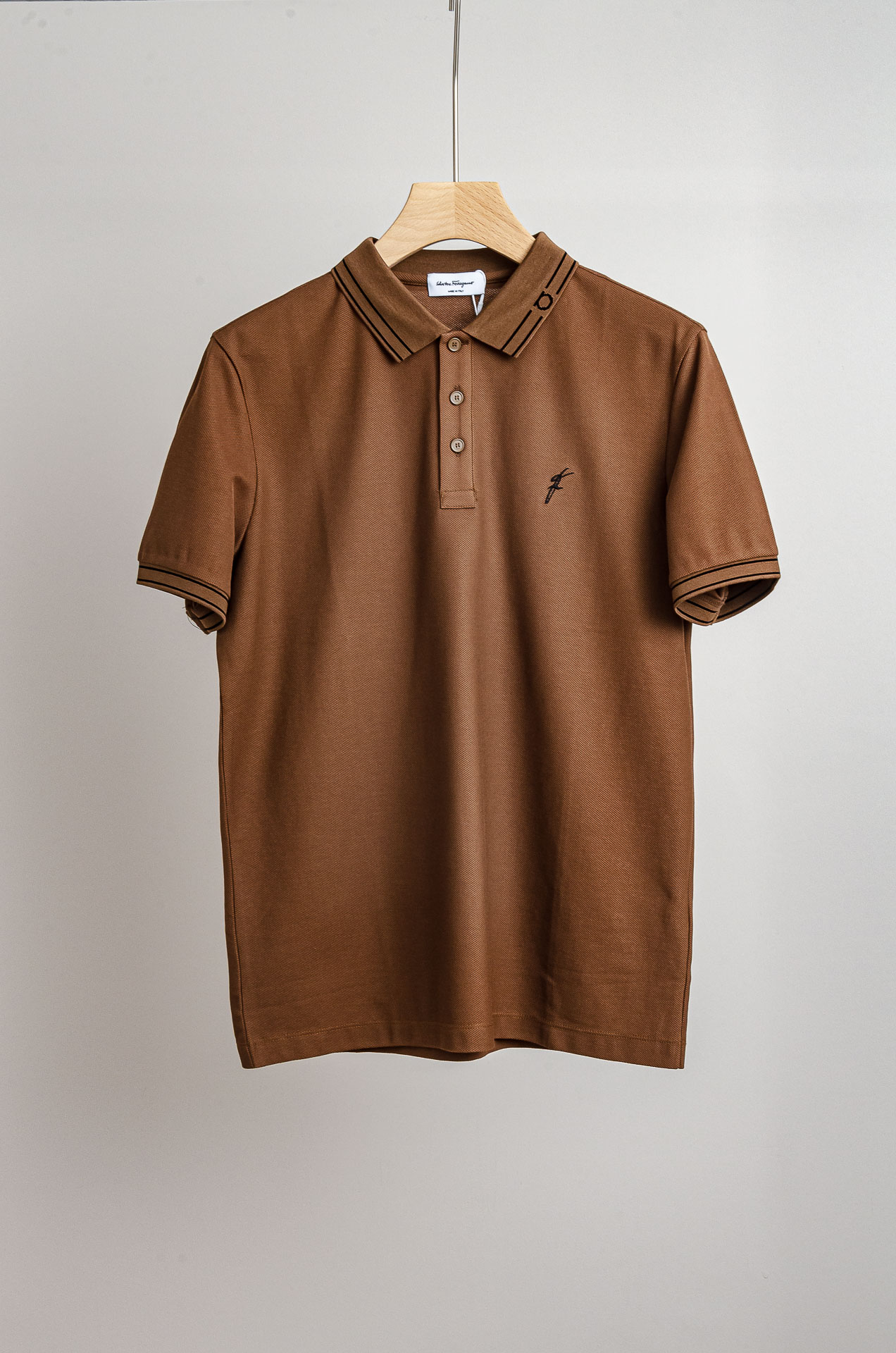 NO:525875,Ferragamo 2025ss Breathable fabric Pima cotton iconic embroidery decoration men's round neck short-sleeved T-shirt # Fabric Selection SUPIMA Pima cotton fabric grown in the United States. SUPIMA is different from common cotton fabrics and is a super-long fiber cotton among fine velvet fibers. Its fiber length is longer, has higher toughness and stronger color fastness. Therefore, products made with SUPIMA fabric are more wear-resistant and larger, reducing the wool pilling of conventional cotton cloth. This means that even if you have used it for many years, it will be newer than conventional cotton cloth in terms of color and fabric. The texture is also dense and delicate, soft, broad, stylish, breathable and comfortable. The upper body has a good drooping feeling and is not easy to deform!  It is less easy to fade! It is more comfortable and wear-resistant than common pure cotton fabrics, with higher activity, and has stronger color firmness, and is skin-friendly and elastic, effectively reducing the sultry feeling caused by direct sunlight ultraviolet rays. It is more breathable and comfortable than ordinary fabrics, and enjoys a relaxed and comfortable wearing experience. In fact, the simpler this T-shirt is more exquisite in fabric and craftsmanship. The unique sense of mechanism craftsmanship reflects high quality from the fabric. This T-shirt does not have too many cumbersome designs as a whole, and only makes the brand's iconic sign pattern on the chest. The unique and fashionable logo pattern is three-dimensional and full, exquisite and stylish, and it also shows a different brilliance under the luster!  Having these also demonstrates the overall high-end and luxurious temperament. The style is still wide and cut, versatile and not picky about people, but also about occasions. You can do business and leisure!  The thin and elegant short-sleeved T-shirt, the textured and textured style is more unique and unique, and it makes people yearn for it. Trading companies have sparse channels, and there is no need to say much about top-notch fabrics. This short-sleeved product has been hotly purchased as soon as it was launched. This minimalist and light luxury item has shifted the center to the fabric. The simpler the style of the fabric, the more it is its highlight. Size M-XXXL, ferragamo, T-shirt,tees, t-shirt,alexander wang19860909菲拉格慕2025ss 会呼吸的面料皮马棉胸前标志性刺绣装饰男士圆领短袖T恤衫# 面料精选生长于美国的SUPIMA皮马棉面料,SUPIMA与常见棉布不同,属于细绒纤维中的超长纤维棉,它的纤维长度更长,强韧度更高,色牢度也更强,所以用SUPIMA面料做出来的产品,更耐磨也更大的降低了常规棉布起毛起球的情况,这就意味着即使你沿用多年,不论色彩还是面料方面都会比常规的棉布更显新.质地也密实细腻,柔软挺阔有型、透气舒适.上身垂感好,不易变形！更不易褪色!比常见的纯棉面料更加舒适耐磨,活性更高因此固色度也更强,而且亲肤高弹力,有效减少阳光紫外线直射造成的闷热感,比普通面料更透气更舒适,享受轻松舒爽的穿着体验. 其实越是这种简单的T恤对于面料和工艺更是考究,独特的机理感工艺手法从面料上体现高品质,这款T恤整体没有太多繁琐的设计,只在胸前做了品牌标志性的招牌图案,个性时尚的logo图案立体饱满,精致有型,在光泽下也显现出别样的光彩来！拥有了这些亦是彰显了整体的高阶与奢华气质,版型依旧是宽阔型裁剪,百搭不挑人亦是同样不挑场合,商务休闲统统皆可！轻薄雅致的短袖T恤衫,纹理肌理感的款式更加别致一格,让人心之向往,贸易公司渠道稀出,顶尖的面料从来无需多说,今年这款短袖真的是一上线就被火热抢购,这款极简轻奢单品将中心转移到面料之中,越是简约的款式面料越是它的亮点. 尺码M-XXXL,,ferragamo,T-shirt,tees，t-shirt,alexander wang,Men's clothing