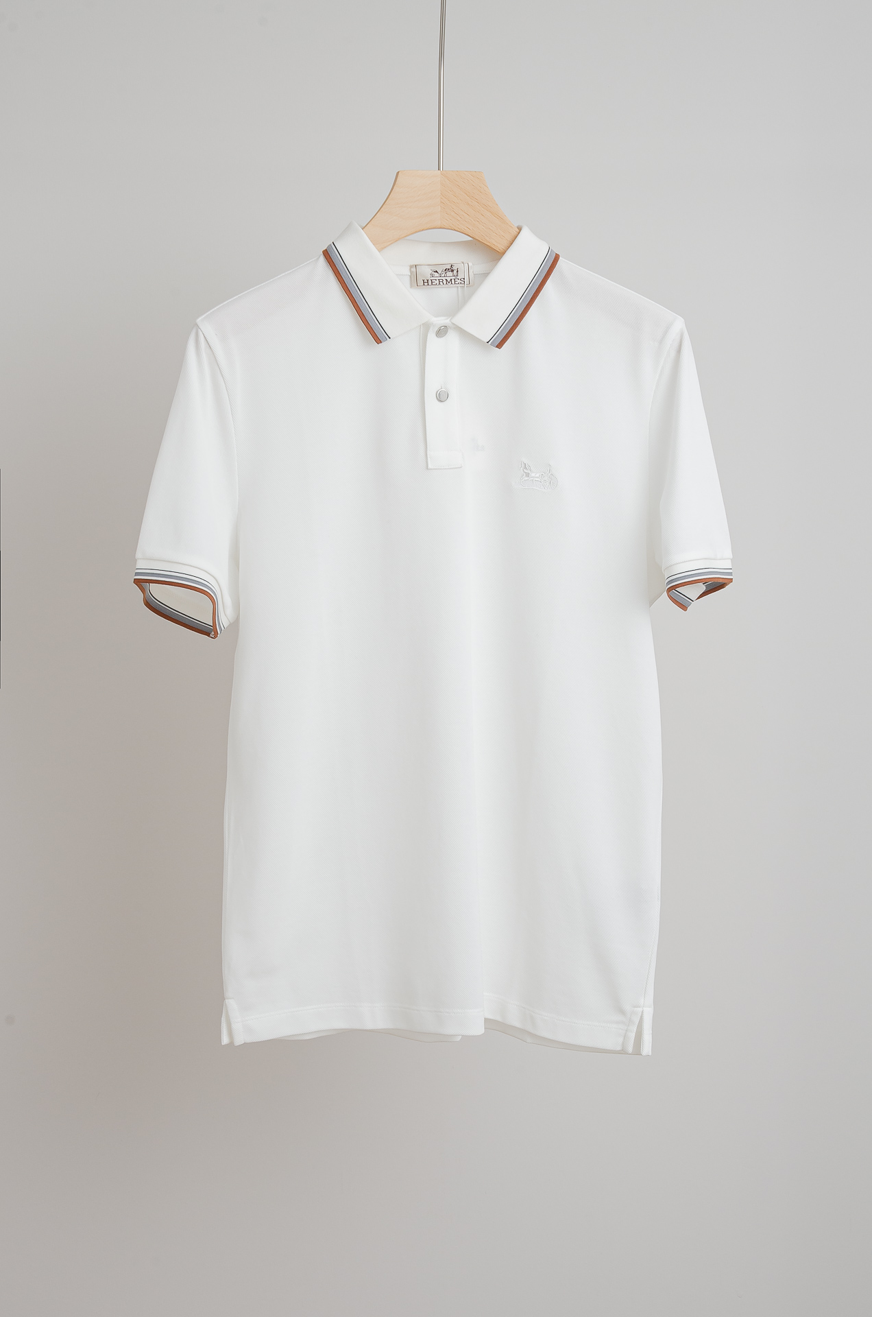 NO:626093,HERMEESSS new spring and summer mesh pique polo shirts, men's lapel business casual short-sleeved Polo shirts!  Versatile style suitable for both business and leisure!  This Polo shirt is made of imported custom-woven and dyed mercerized mesh pique cotton fabric. It is made of 62 cotton + 38 polyester fiber components. The fabric has pure color and a silky, soft and delicate feel. It is by no means comparable to the high-end ones on the market. It is very close to the skin and feels comfortable. The extremely breathable and comfortable touch will make you not want to take it off!  Fashionable contrasting stripes and contrasting lapels are the main and most popular element series in recent years, and they are synonymous with signature!  The placket features custom-made hardware buttons, giving the details a sense of luxury and sophistication!  Basic and regular cut, as well as a variety of color combinations, you can wear it fashionably to reduce your age without losing your workplace temperament. Such a rare high-end Polo shirt!  Size 48-56,,hermes,T-shirt,alexander wang19860909HERMESSS春夏新款网眼珠地polo衫,男士翻领商务休闲短袖Polo衫！商务休闲皆宜的百搭款式！此款Polo衫采用进口定织定染丝光网眼珠地棉布制成,采用62棉+38聚酯纤维成分打造,面料色泽纯正,手感丝滑柔软细腻,绝非市面可以媲美的高级,贴身无比亲肤舒爽,极致透气舒适的触感令你上身都不想脱下来！时尚撞色条纹饰边撞色翻领是近几年来主打也是最受欢迎的元素系列,属于招牌性的代名词！门襟精选客供定制五金纽扣,细节处尽显奢华精致感！基础常规的版型剪裁,以及多种配色加持,着身时髦减龄又不失职场气质,如此难得的臻品Polo衫！ 尺码48-56,,hermes,T-shirt,alexander wang,Men's clothing