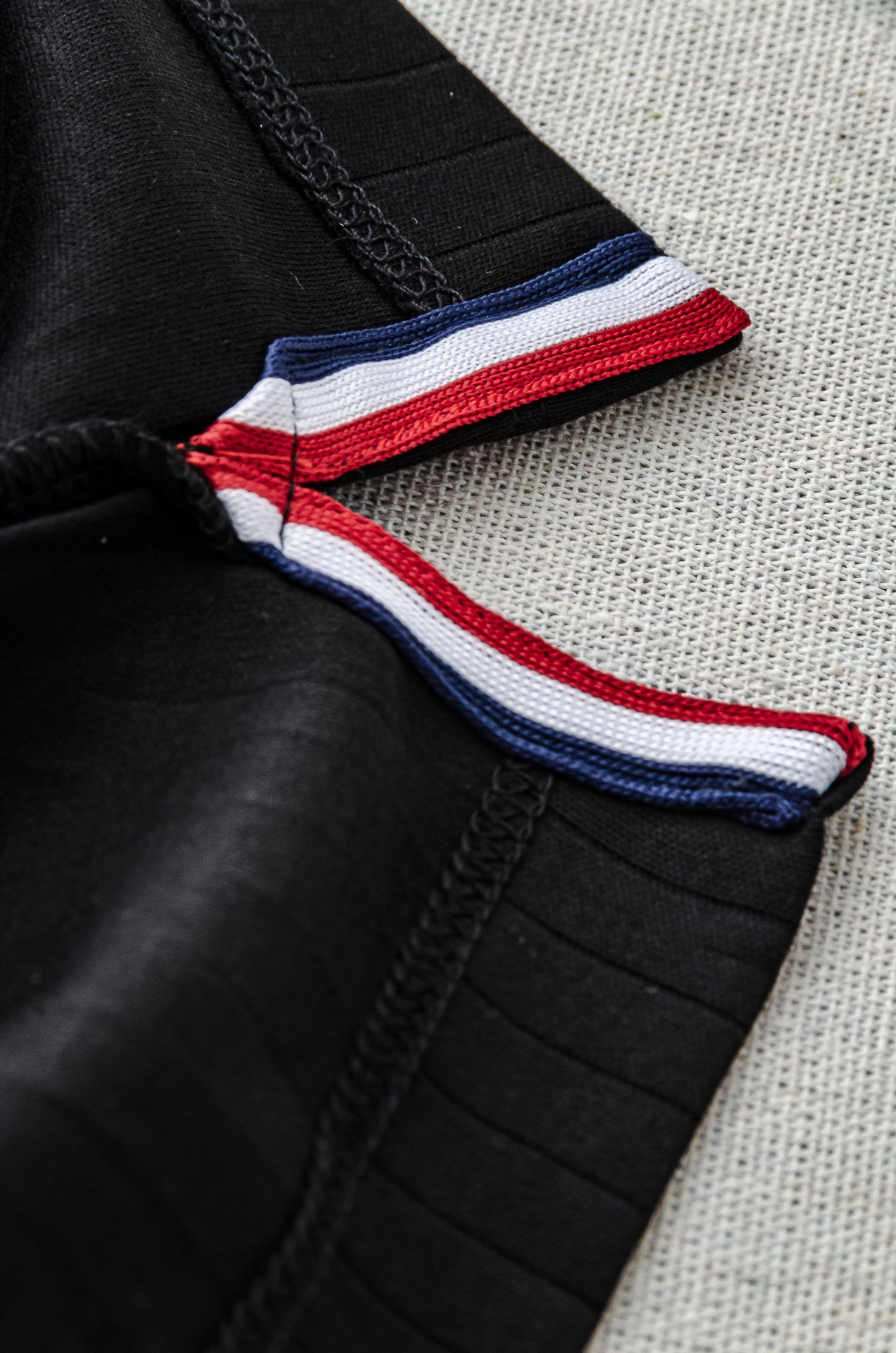 TB -2025ss 会呼吸的面料100%匹马棉胸前标志性装饰竖条纹肌理感男士翻领短袖T恤衫#面料精选生