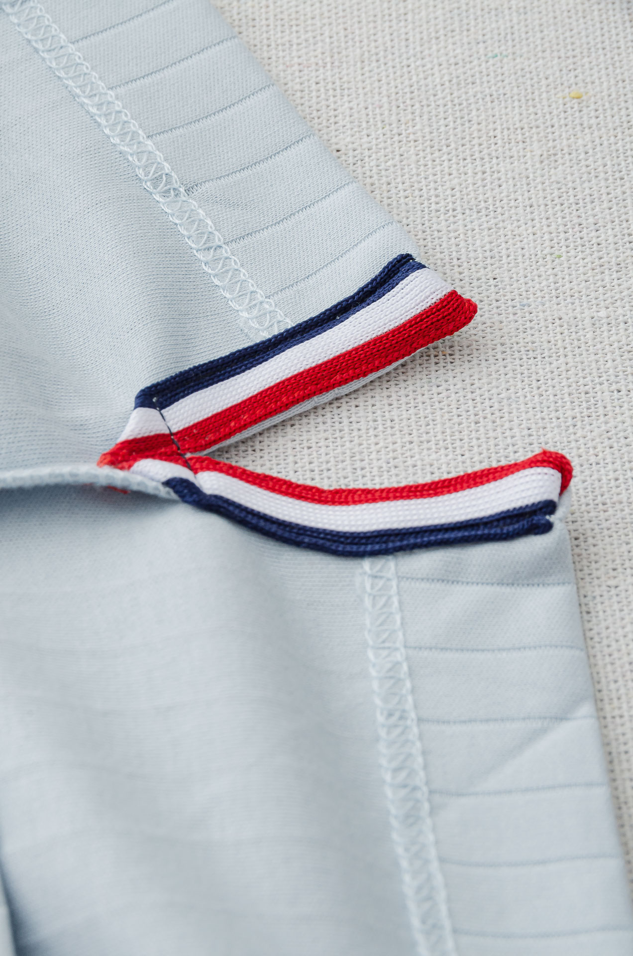 TB -2025ss 会呼吸的面料100%匹马棉胸前标志性装饰竖条纹肌理感男士翻领短袖T恤衫#面料精选生