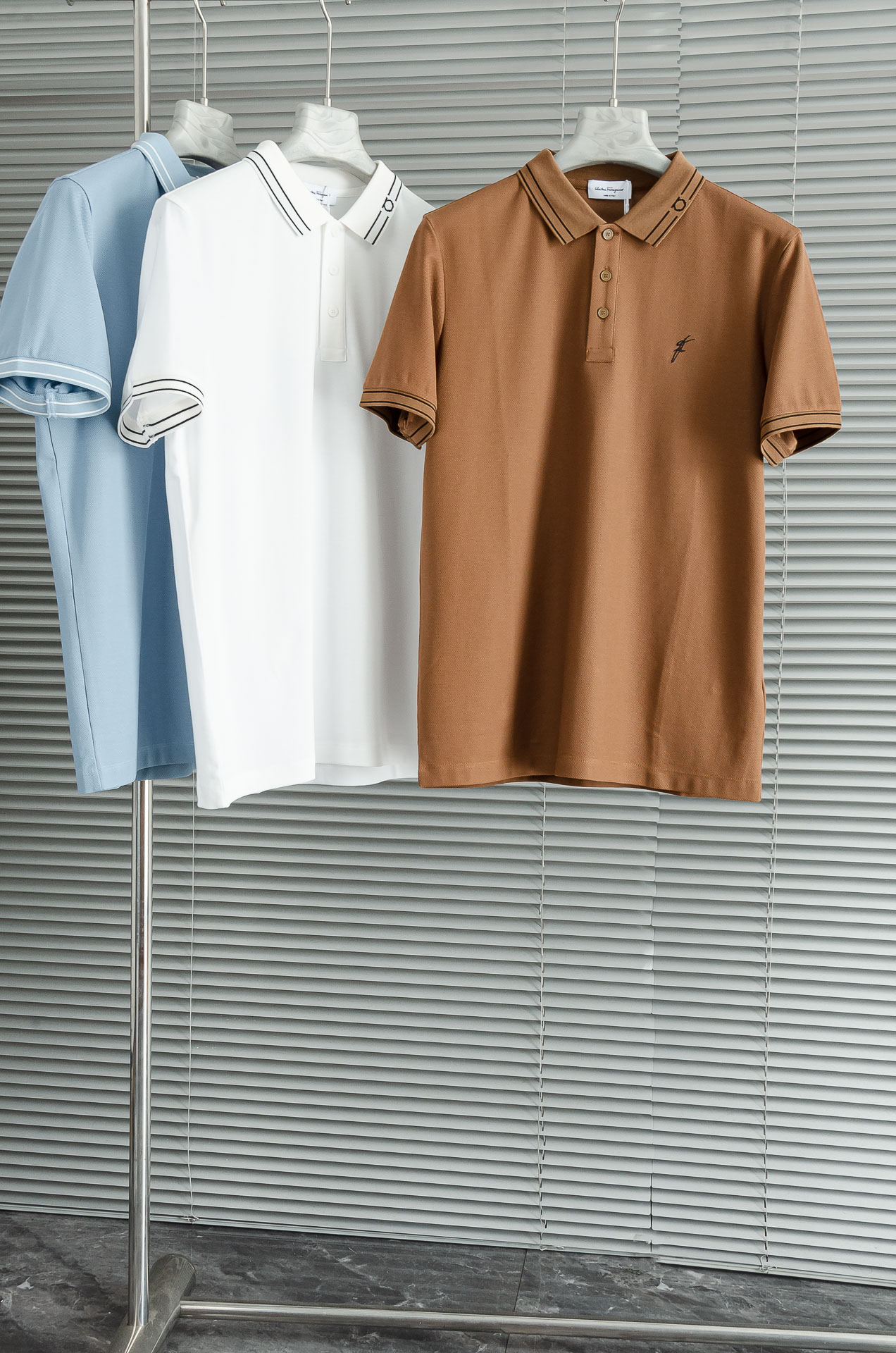 Ferragamo 菲拉格慕2025ss 会呼吸的面料100%皮马棉胸前标志性刺绣装饰男士圆领短袖T恤衫