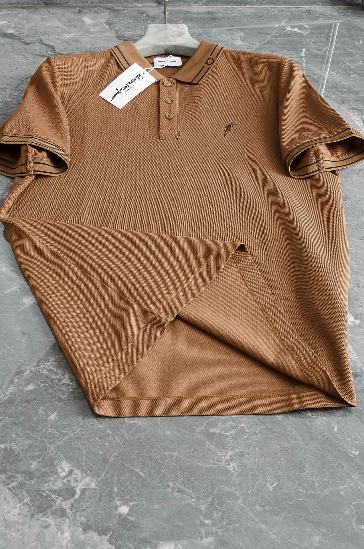 Ferragamo 菲拉格慕2025ss 会呼吸的面料100%皮马棉胸前标志性刺绣装饰男士圆领短袖T恤衫