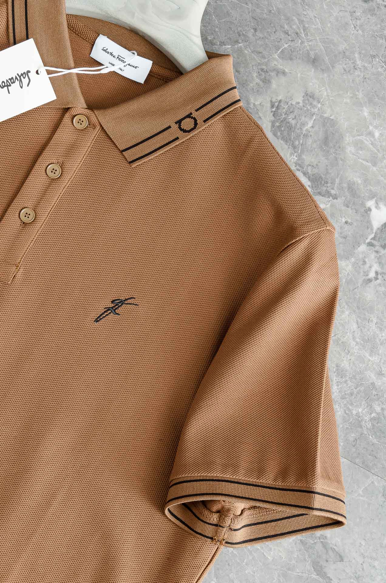 Ferragamo 菲拉格慕2025ss 会呼吸的面料100%皮马棉胸前标志性刺绣装饰男士圆领短袖T恤衫