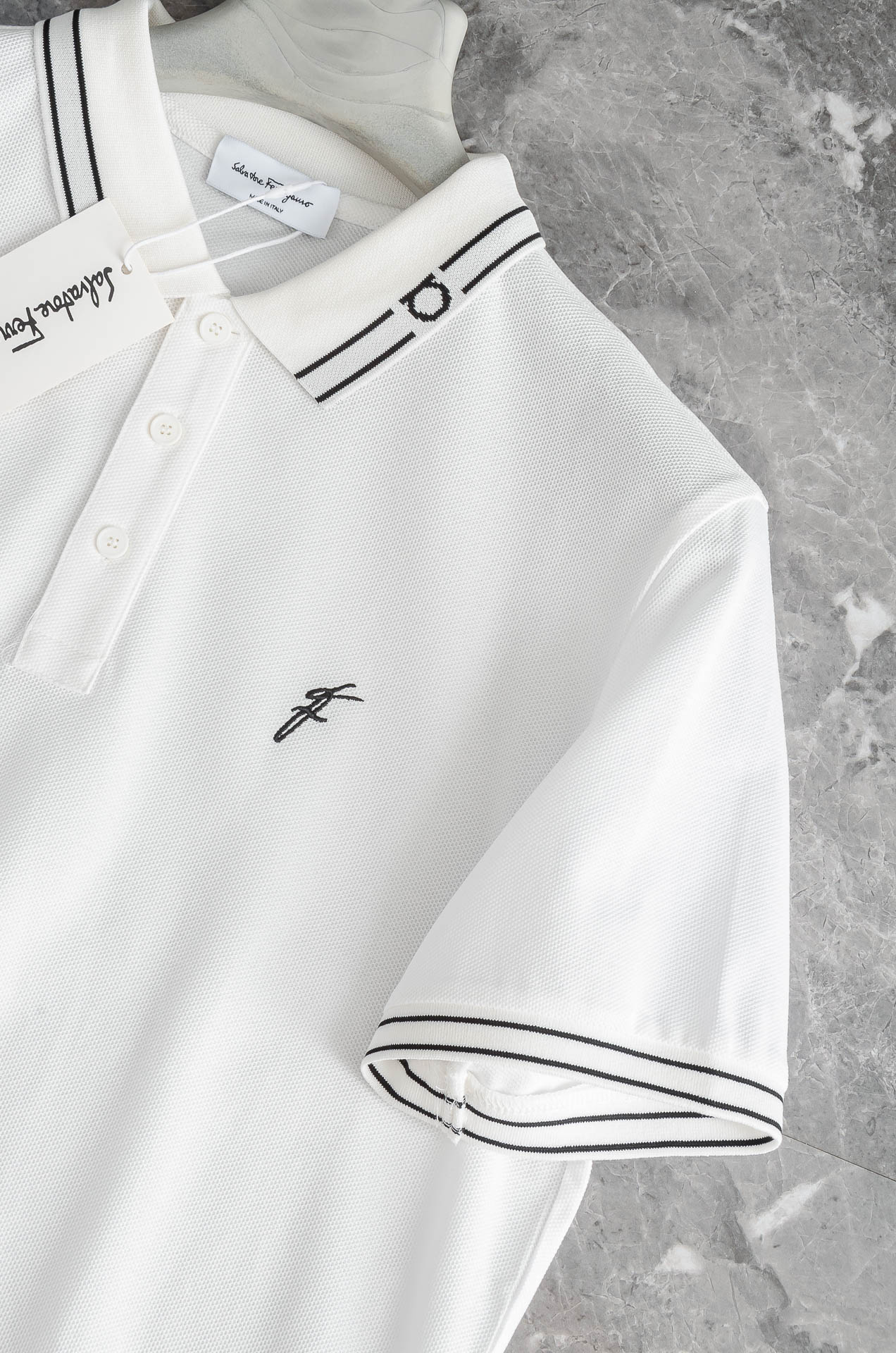 Ferragamo菲拉格慕2025ss 会呼吸的面料100%皮马棉胸前标志性刺绣装饰男士圆领短袖T恤衫#