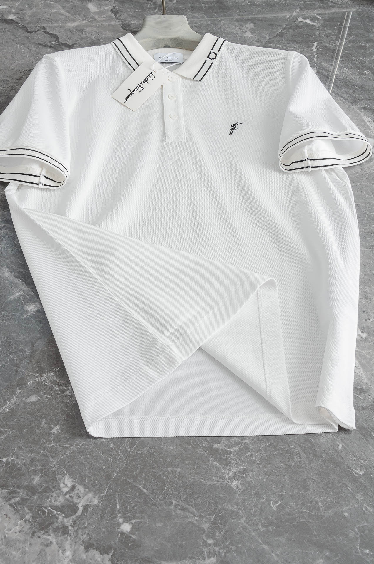 Ferragamo菲拉格慕2025ss 会呼吸的面料100%皮马棉胸前标志性刺绣装饰男士圆领短袖T恤衫#