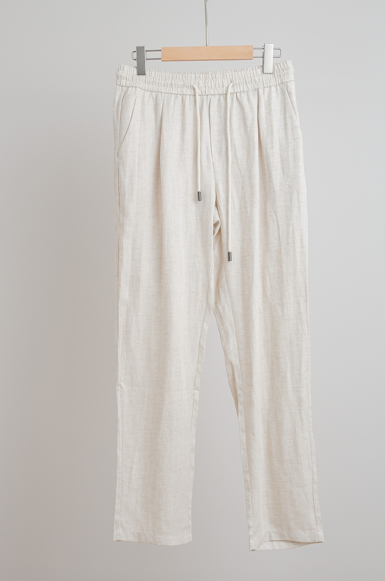 NO:458381,Loro Piana 2025 spring and summer new casual pants Size M-XXXL trousers are integrated with fine tailoring, telling the story of inheritance and innovation with extraordinary style and luxurious and innovative materials. These pleated trousers are carefully crafted from breathable linen fabric, fitted with silhouette design, creating a basic wardrobe item. The elegant design interprets the timeless beauty, and can be smoothly transitioned from the office to the evening activities. The built-in waist, this exquisite detail ensures an extraordinary appearance. The waist is equipped with elastic elasticity, front oblique socket pocket, side embroidery embellishment, rear pocket metal logo logo...,,loro pigana,alexander wang19860909Loro Piana 2025春夏新品休闲裤 码数M-XXXL 长裤凝聚精裁工艺,以卓越非凡的版型和华贵创新的材质讲述传承与创新的故事.这款无褶长裤采用透气亚麻面料精心制作而成,合身廓形设计,打造衣橱基础款单品.优雅设计演绎隽永美感,可从办公室流畅过渡到晚间活动.内置腰头,这一精裁细节确保外观卓越非凡 腰头设有松紧弹力 正面斜插口袋,侧面刺绣点缀 后部口袋金属标识logo...,,loro piana,alexander wang,Men's clothing