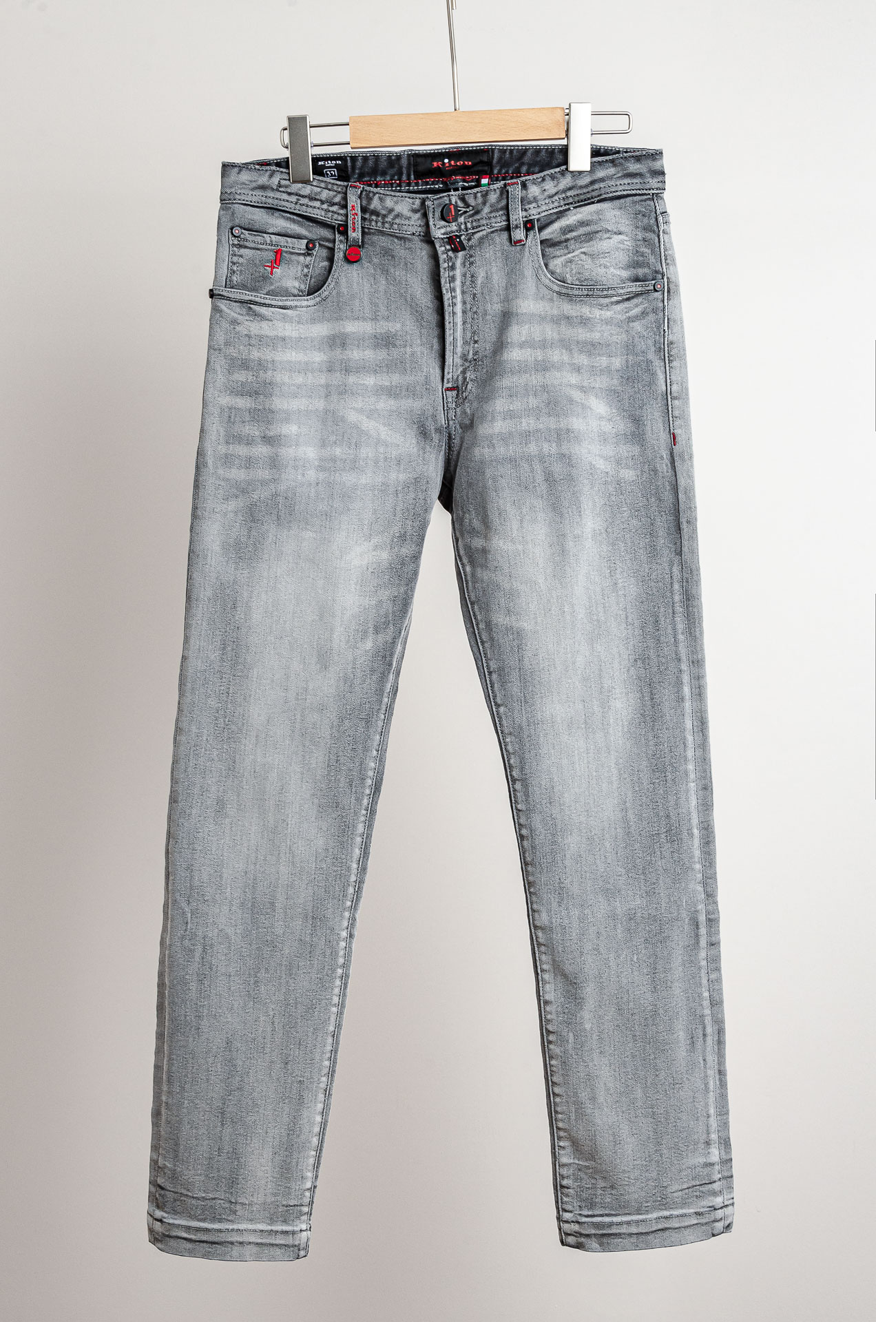 NO:525890,Kit# on Men's Fashion Business Casual Denning Jeans Latest Production, Paris Show Excerpt!  !  A high-end, luxurious and very awesome denim pants, with the front insert bag decorated with the seasonal brand embroidered logo, which is quite artistic, fashionable and stunning, and has a very distinctive recognition. It is also equipped with a collection of logo badges, which is fashionable and retro and modern. It highlights the brand identity in the details and strongly reflects the overall sense of high-end!  A pair of jeans dominated by craftsmanship and fabrics. The accessories and fabrics are customized by Italian originals. The properties and specifications of the fabrics are subversive. The materials are quite luxurious and exquisite. The heavy 12.5oz ounces of denim fabric is slightly elastic. The fabric has a light retro flavor. The traces after washing are natural, transforming into a perfect color, and the fabric becomes soft and delicate, with an amazing degree of comfort!  The color matching is versatile, the style is invincible, and the effect is excellent. It is a highly shaped item. It is perfect for both business commuting and leisure on the street. It is currently exclusively sold in the industry!  It is hard to find!  Size 29-38, jeans,alexander wang19860909Kit# on 男士时装款商务休闲丹宁牛仔裤最新出品,巴黎秀场演绎款！！ 高端奢华且非常牛掰的一款丹宁裤装,前插袋饰有当季品牌刺绣体标识,颇具艺术性,时髦惊艳出彩,辨识度非常鲜明,同时搭载典藏标识徽章,时髦复古而摩登,于细节之处即彰显了品牌身份又强烈体现出整体高级感！ 以工艺和面料为主导的一款牛仔裤,通体的辅料和面料皆为意大利原版定制而成,面料之属性及规格颠覆常规,用料相当奢华考究,重磅12.5oz 盎司牛仔布料,略带弹性,面料水洗色彩有着淡淡的复古味道,水洗后的痕迹如浑然天成,蜕变成极具完美的色调,且面料变得柔软细腻,舒适程度惊人！ 配色万能百搭,版型剪裁无敌,效果非常出色,属于塑造性极高的单品,商务通勤与出街休闲完美兼备,目前业界独家售卖款！可遇而不可求！尺码29-38,,jeans,alexander wang,Men's clothing