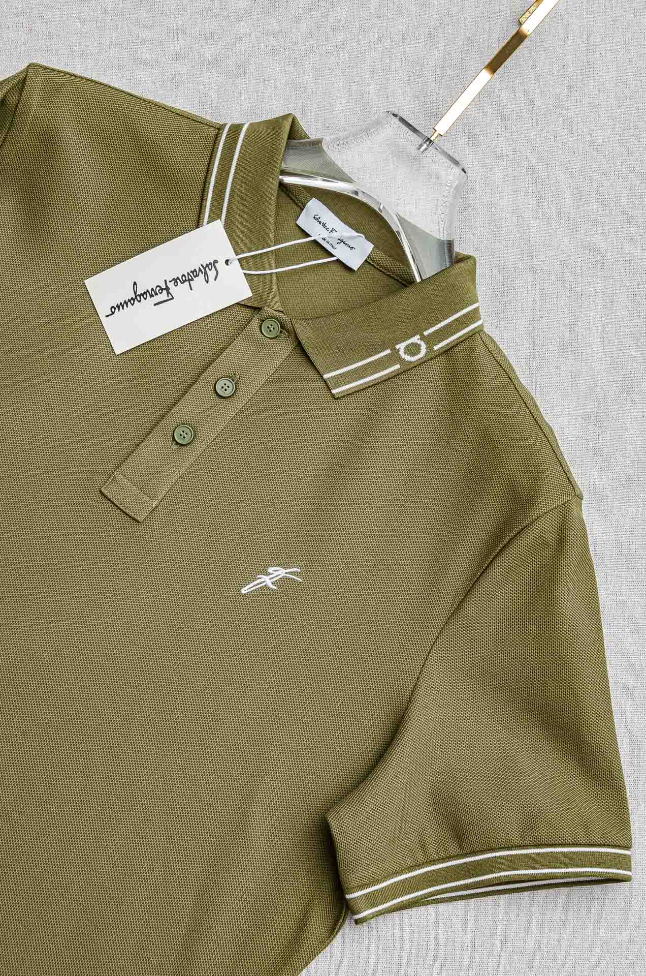 菲拉格慕2025ss 会呼吸的面料100%皮马棉胸前标志性刺绣装饰男士圆领短袖T恤衫#面料精选生长于美国