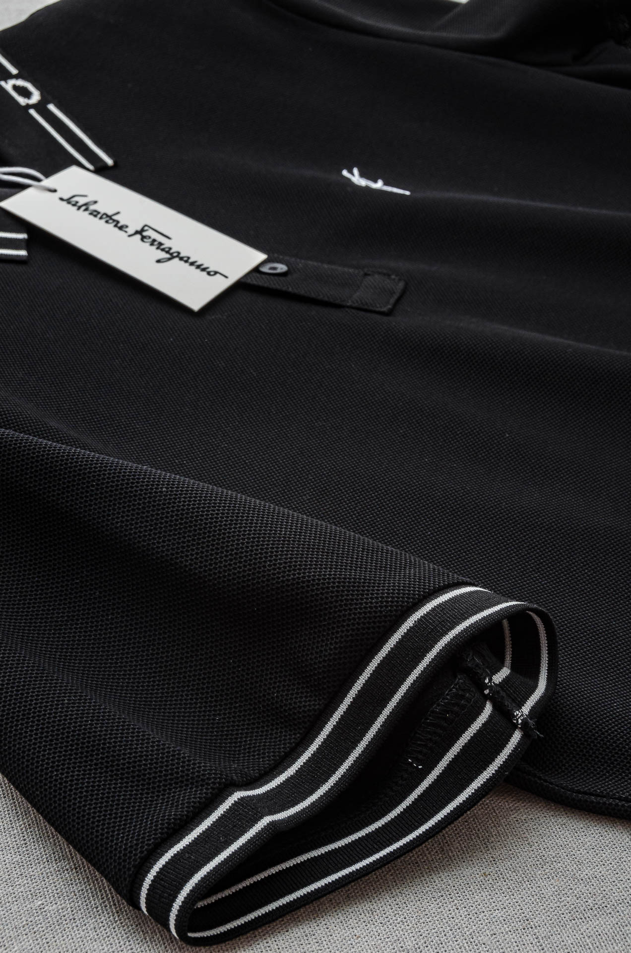 菲拉格慕2025ss 会呼吸的面料100%皮马棉胸前标志性刺绣装饰男士圆领短袖T恤衫#面料精选生长于美国