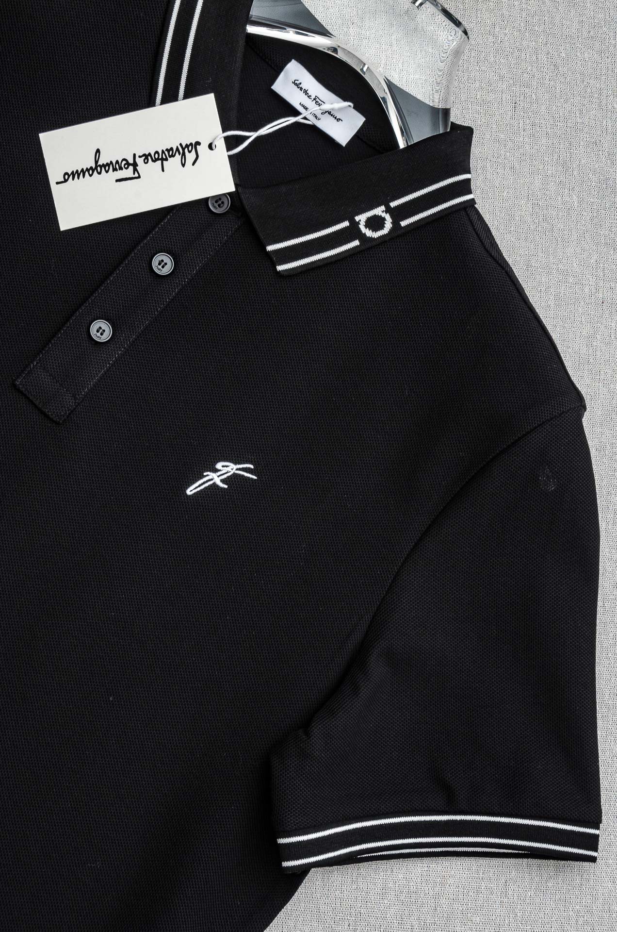 菲拉格慕2025ss 会呼吸的面料100%皮马棉胸前标志性刺绣装饰男士圆领短袖T恤衫#面料精选生长于美国