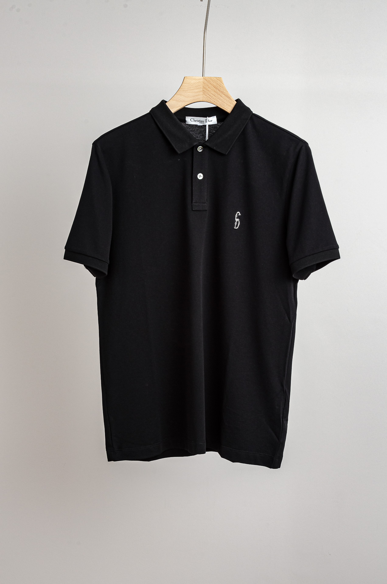 NO:626068,Dior dior25SS spring and summer new mesh pique liquid ammonia treatment polo shirt, men's classic striped contrasting lapel business casual short-sleeved Polo shirt!  Versatile style suitable for both business and leisure!  This Polo shirt is made of imported custom-woven and dyed mercerized mesh pique cotton fabric. It is made of 94 cotton + 6 Lycra ingredients. The fabric is pure in color and treated with liquid ammonia. It feels silky, soft and delicate. It is by no means comparable to the high-end ones on the market. It is very close to the skin and comfortable. The extremely breathable and comfortable touch will make you not want to take it off!  !  Every detail shows luxury and sophistication!  Basic and regular cut, as well as a variety of color combinations, you can wear it fashionably to reduce your age without losing your workplace temperament. Such a rare high-end Polo shirt!  Size 48-56,,dior,dior,T-shirt,alexander wang19860909迪奥dior25SS春夏新款网眼珠地液氨处理工艺polo衫,男士经典条纹撞色翻领商务休闲短袖Polo衫！商务休闲皆宜的百搭款式！此款Polo衫采用进口定织定染丝光网眼珠地棉布制成,采用94棉+6莱卡成分打造,面料色泽纯正,经过液氨处理手感丝滑柔软细腻,绝非市面可以媲美的高级,贴身无比亲肤舒爽,极致透气舒适的触感令你上身都不想脱下来！！细节处尽显奢华精致感！基础常规的版型剪裁,以及多种配色加持,着身时髦减龄又不失职场气质,如此难得的臻品Polo衫！ 尺码48-56,,dior,dior,T-shirt,alexander wang,Men's clothing