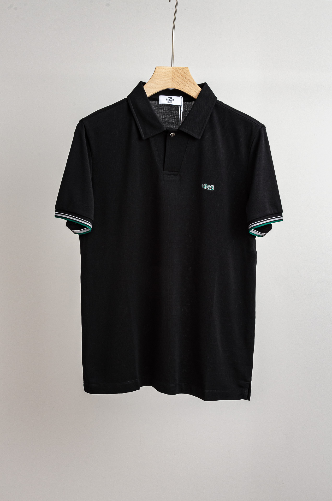 NO:520204,BERLUTI 1895 2025SS spring and summer new mesh floor polo shirt, men's lapel business casual short-sleeved Polo shirt!  A versatile style suitable for both business and casual!  This Polo shirt is made of imported fixed-woven, fixed-dyed mercerized mesh eyeball flooring cotton cloth, and is made of 62 cotton + 38 polyester fiber. The fabric is pure in color and has a silky, soft and delicate feel. It is definitely not a high-end one that can be compared with the market. It is extremely skin-friendly and comfortable, and the ultimate breathable and comfortable touch makes you not want to take off your upper body!  Fashionable contrasting striped trim contrasting lapels are the main and most popular element series in recent years, and are synonymous with signature style!  The selected custom hardware buttons are available for customers, and the details show a luxurious and exquisite feeling!  Basic regular style and tailoring, as well as a variety of color matching, fashionable and age-reducing without losing the workplace temperament, such a rare premium Polo shirt!  Size 48-56, T-shirt,alexander wang19860909BERLUTI 1895 2025SS春夏新款网眼珠地polo衫,男士翻领商务休闲短袖Polo衫！商务休闲皆宜的百搭款式！此款Polo衫采用进口定织定染丝光网眼珠地棉布制成,采用62棉+38聚酯纤维成分打造,面料色泽纯正,手感丝滑柔软细腻,绝非市面可以媲美的高级,贴身无比亲肤舒爽,极致透气舒适的触感令你上身都不想脱下来！时尚撞色条纹饰边撞色翻领是近几年来主打也是最受欢迎的元素系列,属于招牌性的代名词！门襟精选客供定制五金纽扣,细节处尽显奢华精致感！基础常规的版型剪裁,以及多种配色加持,着身时髦减龄又不失职场气质,如此难得的臻品Polo衫！ 尺码48-56,,T-shirt,alexander wang,Men's clothing