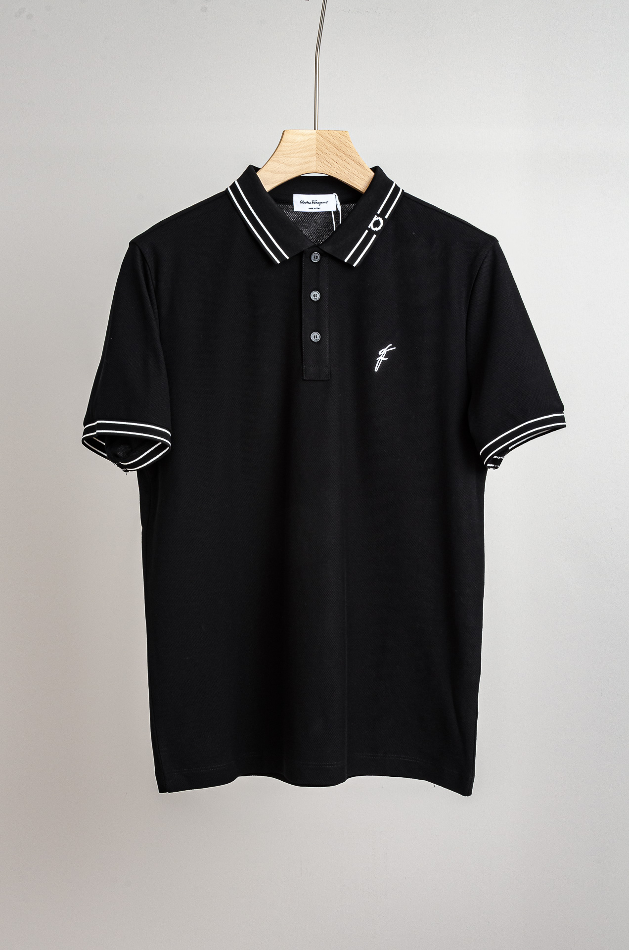 NO:520178,Ferragamo 2025ss breathable fabric Pima cotton iconic embroidery decoration men's round neck short-sleeved T-shirt #Fabric selected SUPIMA Pima cotton fabric grown in the United States. SUPIMA is different from common cotton fabrics and is a super-long fiber cotton among fine velvet fibers. Its fiber length is longer, has higher toughness and stronger color fastness. Therefore, products made with SUPIMA fabric are more wear-resistant and larger, reducing the wool pilling of conventional cotton cloth. This means that even if you have used it for many years, it will be newer than conventional cotton cloth in terms of color and fabric. The texture is also dense and delicate, soft, broad, stylish, breathable and comfortable. The upper body has a good drooping feeling and is not easy to deform!  It is less easy to fade! It is more comfortable and wear-resistant than common pure cotton fabrics, with higher activity, and has stronger color firmness, and is skin-friendly and elastic, effectively reducing the sultry feeling caused by direct sunlight ultraviolet rays. It is more breathable and comfortable than ordinary fabrics, and enjoys a relaxed and comfortable wearing experience. In fact, the simpler this T-shirt is more exquisite in fabric and craftsmanship. The unique sense of mechanism craftsmanship reflects high quality from the fabric. This T-shirt does not have too many cumbersome designs as a whole, and only makes the brand's iconic sign pattern on the chest. The unique and fashionable logo pattern is three-dimensional and full, exquisite and stylish, and it also shows a different brilliance under the luster!  Having these also demonstrates the overall high-end and luxurious temperament. The style is still wide and cut, versatile and not picky about people, but also about occasions. You can do business and leisure!  The thin and elegant short-sleeved T-shirt, the textured and textured style is more unique and unique, and it makes people yearn for it. Trading companies have sparse channels, and there is no need to say much about top-notch fabrics. This short-sleeved product has been hotly purchased as soon as it was launched. This minimalist and light luxury item has shifted the center to the fabric. The simpler the style of the fabric, the more it is its highlight. Size M-XXXL, ferragamo, T-shirt,tees, t-shirt,alexander wang19860909菲拉格慕2025ss 会呼吸的面料皮马棉胸前标志性刺绣装饰男士圆领短袖T恤衫#面料精选生长于美国的SUPIMA皮马棉面料,SUPIMA与常见棉布不同,属于细绒纤维中的超长纤维棉,它的纤维长度更长,强韧度更高,色牢度也更强,所以用SUPIMA面料做出来的产品,更耐磨也更大的降低了常规棉布起毛起球的情况,这就意味着即使你沿用多年,不论色彩还是面料方面都会比常规的棉布更显新.质地也密实细腻,柔软挺阔有型、透气舒适.上身垂感好,不易变形！更不易褪色!比常见的纯棉面料更加舒适耐磨,活性更高因此固色度也更强,而且亲肤高弹力,有效减少阳光紫外线直射造成的闷热感,比普通面料更透气更舒适,享受轻松舒爽的穿着体验. 其实越是这种简单的T恤对于面料和工艺更是考究,独特的机理感工艺手法从面料上体现高品质,这款T恤整体没有太多繁琐的设计,只在胸前做了品牌标志性的招牌图案,个性时尚的logo图案立体饱满,精致有型,在光泽下也显现出别样的光彩来！拥有了这些亦是彰显了整体的高阶与奢华气质,版型依旧是宽阔型裁剪,百搭不挑人亦是同样不挑场合,商务休闲统统皆可！轻薄雅致的短袖T恤衫,纹理肌理感的款式更加别致一格,让人心之向往,贸易公司渠道稀出,顶尖的面料从来无需多说,今年这款短袖真的是一上线就被火热抢购,这款极简轻奢单品将中心转移到面料之中,越是简约的款式面料越是它的亮点. 尺码M-XXXL,,ferragamo,T-shirt,tees，t-shirt,alexander wang,Men's clothing