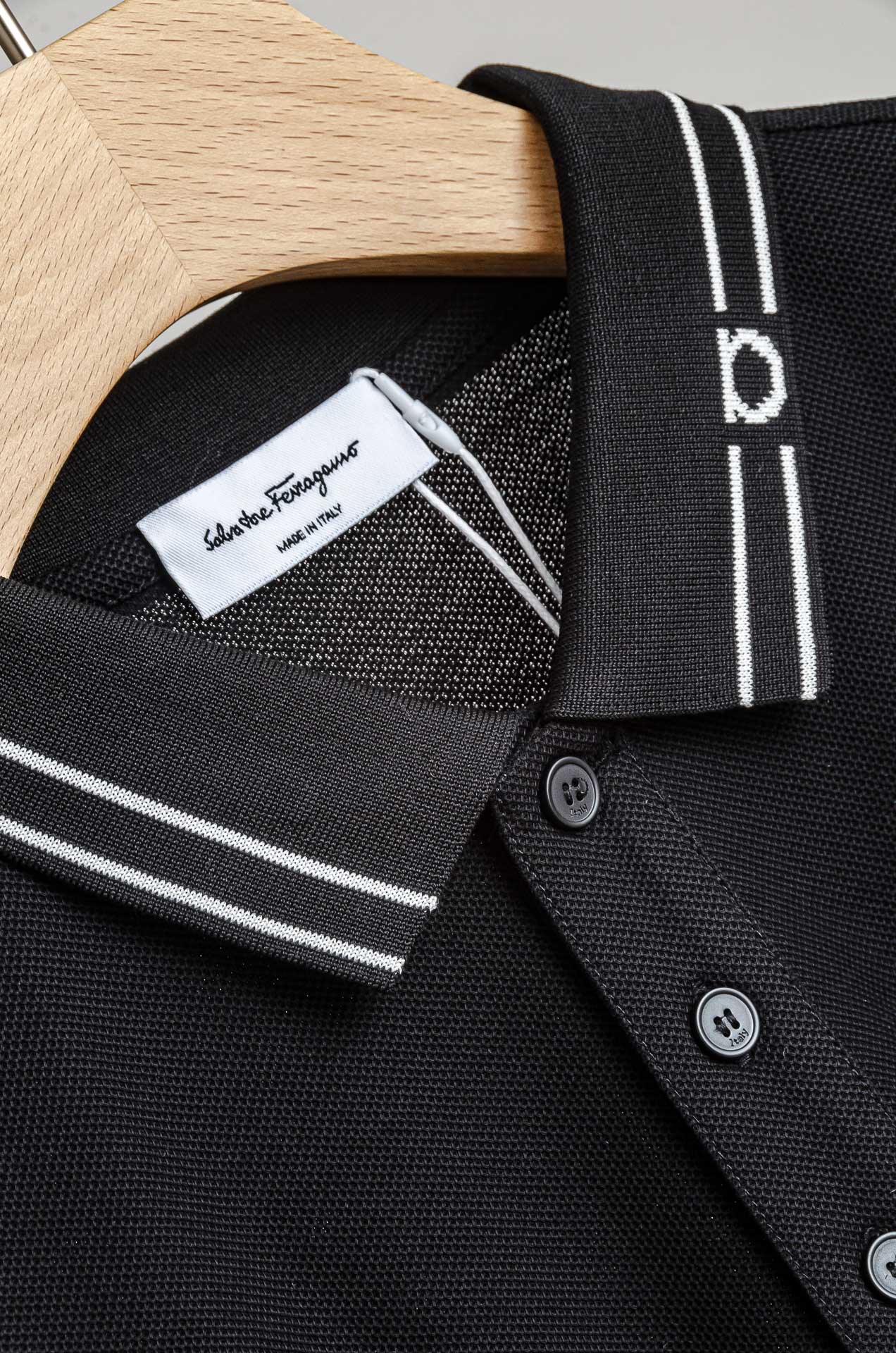 ☀️☀️ 菲拉格慕2025ss 会呼吸的面料100%皮马棉胸前标志性刺绣装饰男士圆领短袖T恤衫#面料精选