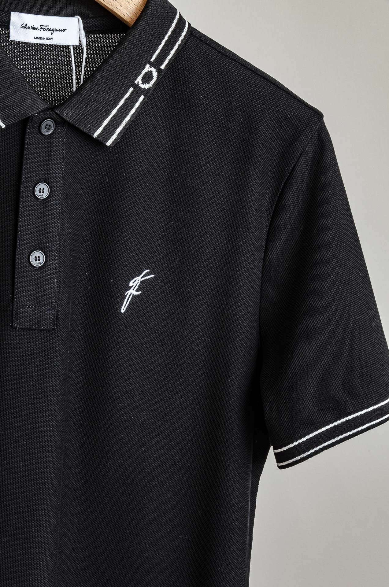 ☀️☀️ 菲拉格慕2025ss 会呼吸的面料100%皮马棉胸前标志性刺绣装饰男士圆领短袖T恤衫#面料精选