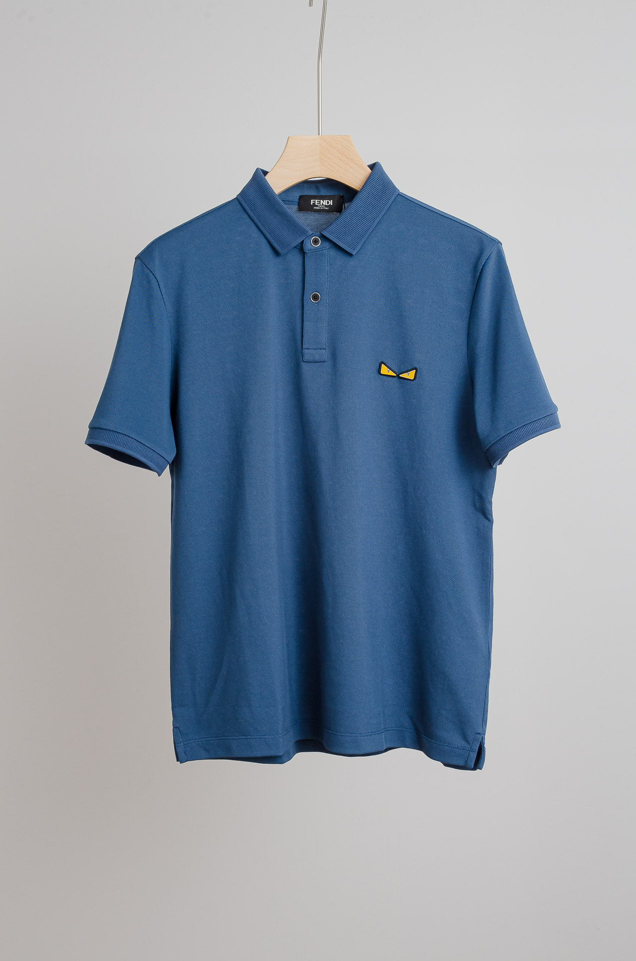 NO:626074,FENDISS new spring and summer mesh pique polo shirt, men's lapel business casual short-sleeved Polo shirt!  Versatile style suitable for both business and leisure!  This Polo shirt is made of imported custom-woven and dyed mercerized mesh pique cotton fabric. It is made of 62 cotton + 38 polyester fiber components. The fabric has pure color and a silky, soft and delicate feel. It is by no means comparable to the high-end ones on the market. It is very close to the skin and feels comfortable. The extremely breathable and comfortable touch will make you not want to take it off!  Fashionable contrasting stripes and contrasting lapels are the main and most popular element series in recent years, and they are synonymous with signature!  The placket features custom-made hardware buttons, giving the details a sense of luxury and sophistication!  Basic and regular cut, as well as a variety of color combinations, you can wear it fashionably to reduce your age without losing your workplace temperament. Such a rare high-end Polo shirt!  Size 48-56,,fendi,T-shirt,alexander wang19860909FENDISS春夏新款网眼珠地polo衫,男士翻领商务休闲短袖Polo衫！商务休闲皆宜的百搭款式！此款Polo衫采用进口定织定染丝光网眼珠地棉布制成,采用62棉+38聚酯纤维成分打造,面料色泽纯正,手感丝滑柔软细腻,绝非市面可以媲美的高级,贴身无比亲肤舒爽,极致透气舒适的触感令你上身都不想脱下来！时尚撞色条纹饰边撞色翻领是近几年来主打也是最受欢迎的元素系列,属于招牌性的代名词！门襟精选客供定制五金纽扣,细节处尽显奢华精致感！基础常规的版型剪裁,以及多种配色加持,着身时髦减龄又不失职场气质,如此难得的臻品Polo衫！ 尺码48-56,,fendi,T-shirt,alexander wang,Men's clothing