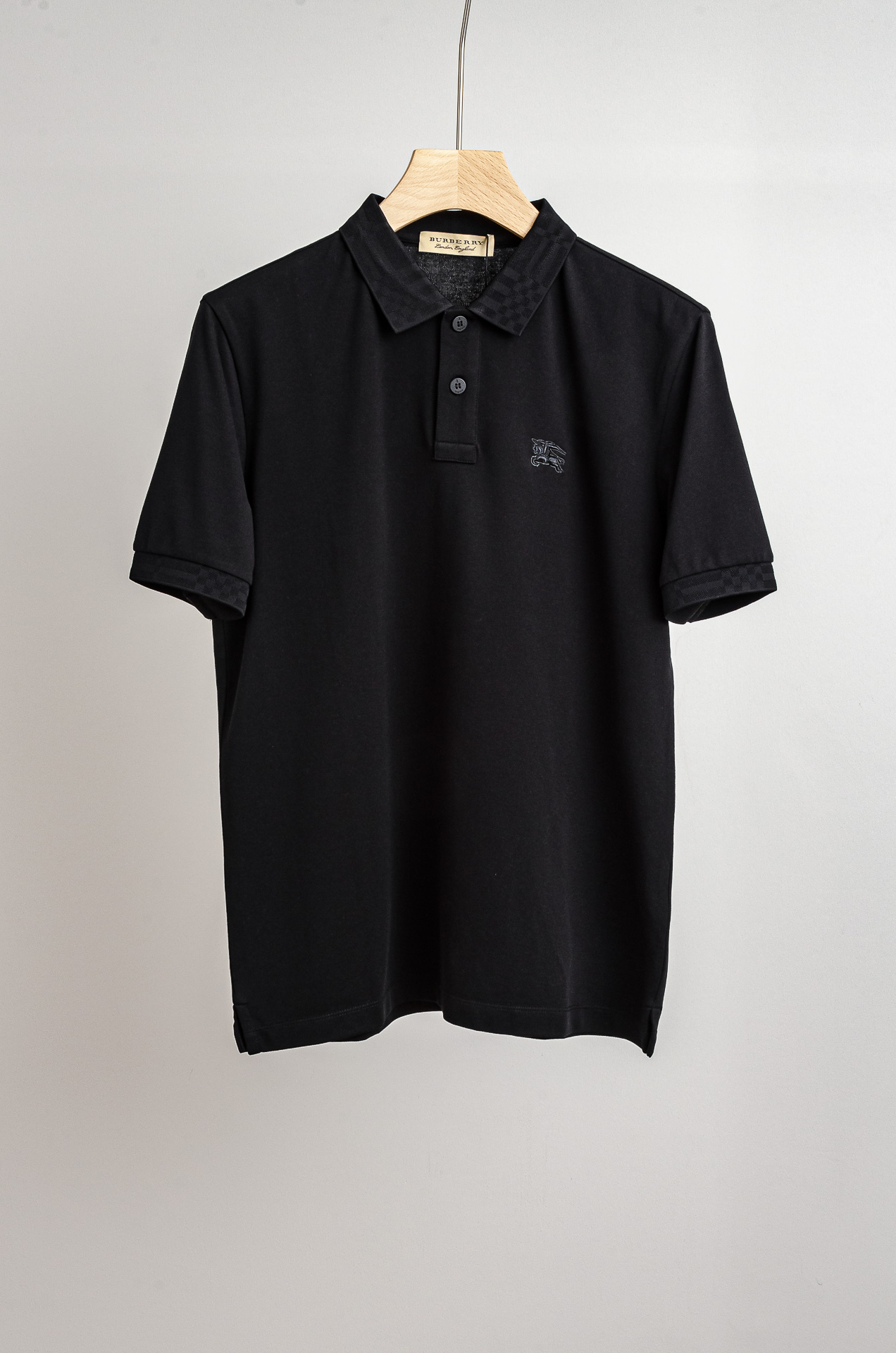 NO:520201,BURBERRY 25SS spring and summer new mesh balls and liquid ammonia treatment process polo shirt, men's classic striped contrasting color lapel business casual short-sleeved Polo shirt!  A versatile style suitable for both business and casual!  This Polo shirt is made of imported fixed-woven, fixed-dyed mercerized mesh eyeball flooring cotton cloth, made of 94 cotton + 6 Lycra ingredients. The fabric is pure in color and has a silky, soft and delicate touch. It is definitely not a high-end one that can be compared with the market. It is extremely skin-friendly and comfortable, and the ultimate breathable and comfortable touch makes you not want to take off your upper body!  !  The details show luxury and sophistication!  Basic regular style and tailoring, as well as a variety of color matching, fashionable and age-reducing without losing the workplace temperament, such a rare premium Polo shirt!  Size 48-56, Burberry, Burberry, T-shirt, alexander wang19860909BURBERRY 巴宝莉25SS春夏新款网眼珠地液氨处理工艺polo衫,男士经典条纹撞色翻领商务休闲短袖Polo衫！商务休闲皆宜的百搭款式！此款Polo衫采用进口定织定染丝光网眼珠地棉布制成,采用94棉+6莱卡成分打造,面料色泽纯正,经过液氨处理手感丝滑柔软细腻,绝非市面可以媲美的高级,贴身无比亲肤舒爽,极致透气舒适的触感令你上身都不想脱下来！！细节处尽显奢华精致感！基础常规的版型剪裁,以及多种配色加持,着身时髦减龄又不失职场气质,如此难得的臻品Polo衫！ 尺码48-56,,burberry,burberry,T-shirt,alexander wang,Men's clothing