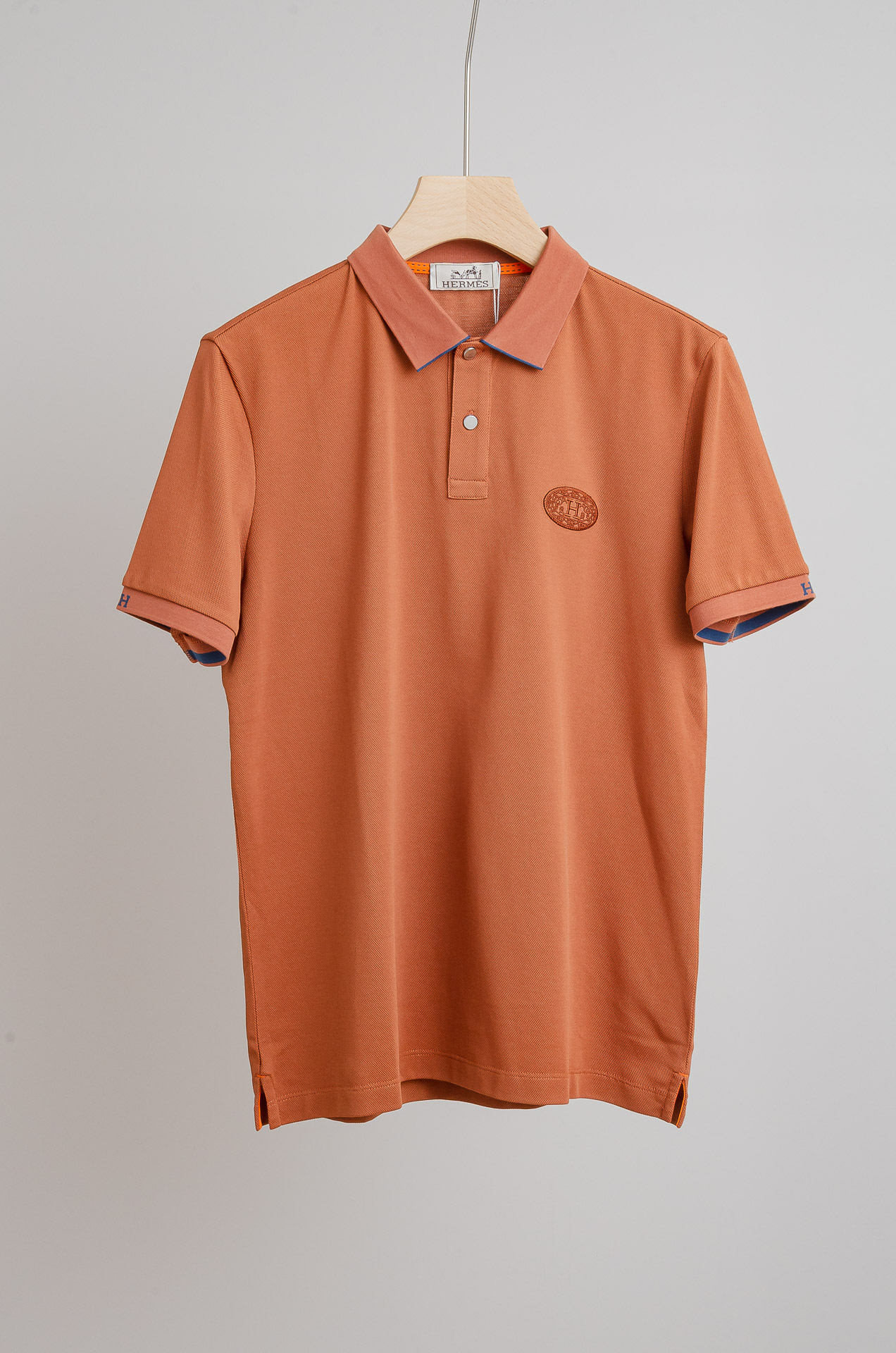 NO:626080,HERMES SS spring and summer new mesh pique polo shirt, men's lapel business casual short-sleeved Polo shirt!  Versatile style suitable for both business and leisure!  This Polo shirt is made of imported custom-woven and dyed mercerized mesh pique cotton fabric. It is made of 62 cotton + 38 polyester fiber components. The fabric has pure color and a silky, soft and delicate feel. It is by no means comparable to the high-end ones on the market. It is very close to the skin and feels comfortable. The extremely breathable and comfortable touch will make you not want to take it off!  Fashionable contrasting stripes and contrasting lapels are the main and most popular element series in recent years, and they are synonymous with signature!  The placket features custom-made hardware buttons, giving the details a sense of luxury and sophistication!  Basic and regular cut, as well as a variety of color combinations, you can wear it fashionably to reduce your age without losing your workplace temperament. Such a rare high-end Polo shirt!  Size 48-56,,hermes,hermes,T-shirt,alexander wang19860909HERMES爱马仕 SS春夏新款网眼珠地polo衫,男士翻领商务休闲短袖Polo衫！商务休闲皆宜的百搭款式！此款Polo衫采用进口定织定染丝光网眼珠地棉布制成,采用62棉+38聚酯纤维成分打造,面料色泽纯正,手感丝滑柔软细腻,绝非市面可以媲美的高级,贴身无比亲肤舒爽,极致透气舒适的触感令你上身都不想脱下来！时尚撞色条纹饰边撞色翻领是近几年来主打也是最受欢迎的元素系列,属于招牌性的代名词！门襟精选客供定制五金纽扣,细节处尽显奢华精致感！基础常规的版型剪裁,以及多种配色加持,着身时髦减龄又不失职场气质,如此难得的臻品Polo衫！ 尺码48-56,,hermes,hermes,T-shirt,alexander wang,Men's clothing