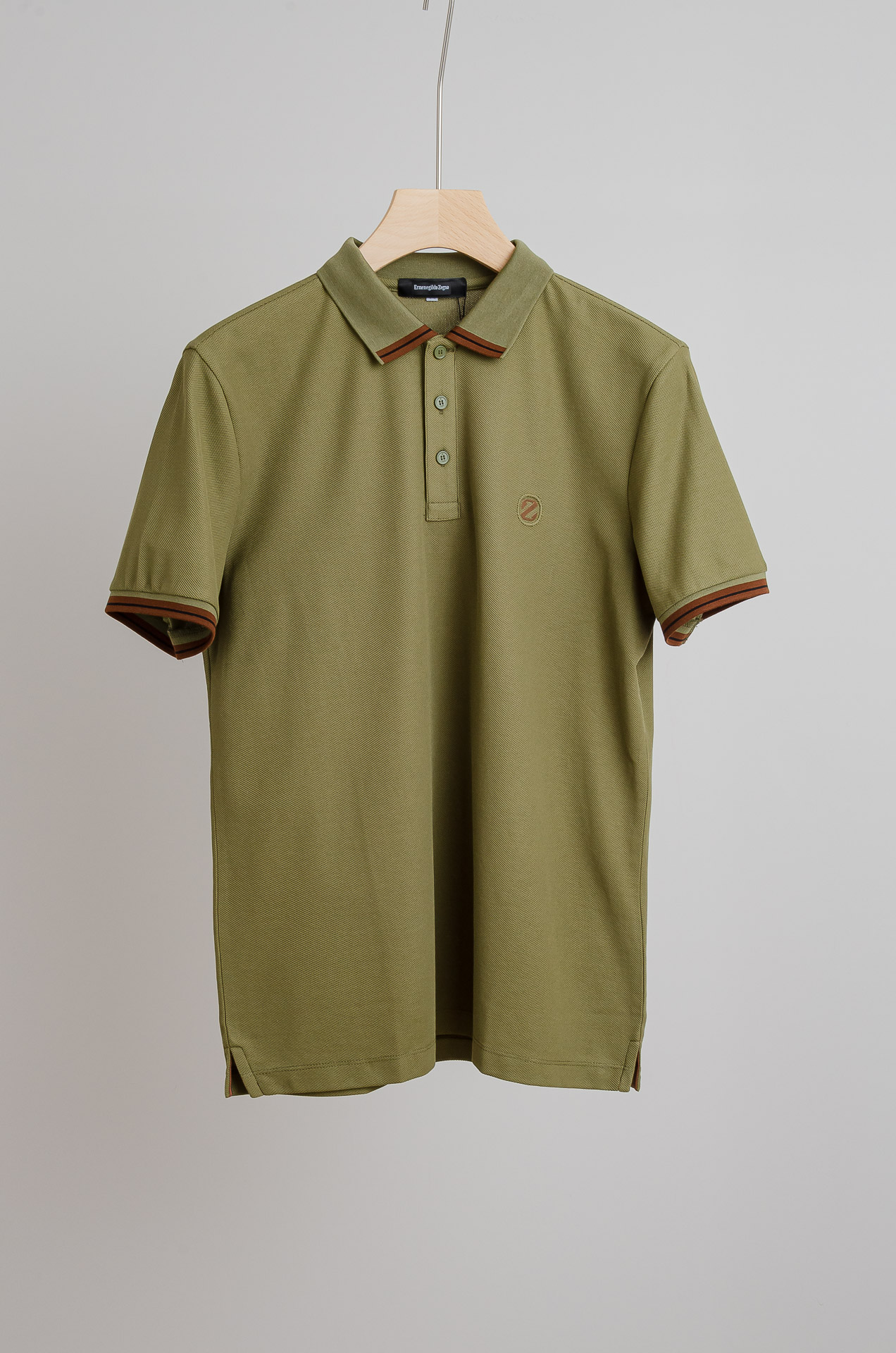 NO:626085,Zegna SS hexagonal honeycomb pique texture imported Pima horse long-staple cotton (cotton noble) custom-woven rib collar men's lapel short-sleeved Polo shirt  The imported Pima cotton hexagonal honeycomb beading process cannot be achieved by a simple factory. This fabric is an exclusive honeycomb beaded fabric, honeycomb beaded fabric, which is exclusively produced by the introduction of German mechanical textile equipment. The yarn is made of noble pima cotton, which is woven using bionics and special stitches to make the surface of the fabric resemble bees.  The nest-like hexagonal structure gives the fabric better breathability and a crisp feel. It is made of imported 100% Pima cotton, which is remarkable in terms of textile technology and fabric composition. It beats many POLO shirts. The imported Pima cotton fabric is used, and the overall touch is comfortable, smooth, light and textured. Although the fabric looks light and thin, it has a special sense of nobility!  The feel is far superior to that of pure cotton fabrics. It has a unique honeycomb texture-like fabric feel. It is soft and skin-friendly, sweat-absorbent and breathable. It has strong stability and color fixation. It also has excellent wear-resistant and anti-wrinkle properties for a long time. It has sufficient weight and a delicate hand feel. It is by no means ordinary products on the market. It is cut from the whole  The cut is not too complicated. On the basis of retaining the classic version, it is stylized to the extreme. The wide and straight version can fit everyone's body shape well through the characteristics of the fabric. It is then sewn with neat stitches, which not only creates a different temperament, but also reflects the unique exquisite clothing making skills!  The style is simple and elegant, and the details are perfect. The stable and classic lapel has been ironed and shaped at high temperatures many times to make the collar always stiff and not easily deformed. The exclusive trade channel dedication, regardless of price or quality, can beat all so-called channels and versions. Such top-notch products are must-have products for high-end men. The quality can stand the test. You can enter the counter without any pressure!  !  Size M-XXXL (48-56),,zegna,T-shirt,alexander wang19860909Zegna 杰尼亚SS六角蜂窝状珠地纹路肌理进口Pima匹马长绒棉（棉中贵族）定织罗纹领男士翻领短袖Polo衫 进口匹马棉六角蜂窝珠地工艺不是一个简简单单的工厂就可以做到的,这款面料是引进德国机械纺织设备专属打造独家提供的蜂窝珠地面料,蜂窝珠地面料,纱线选用棉中贵族pima棉,利用仿生学用特殊针法织造,让面料表面形成类似于蜂窝样的六角形结构.让面料具有更好的透气性,与挺括感而且是进口全匹马棉,论纺织技术还是面料成分都是可圈可点,力压众多POLO衫了,选用进口匹马棉面料,整体触感舒适爽滑、轻盈有质感,尽管面料看似轻薄却富有特别的尊贵感！手感远远优越与纯棉材质的面料,独特的蜂窝肌理感似的面料手感,柔软亲肤,吸汗透气,具有强效的稳定性与固色性,久穿耐磨抗皱性能也异常的优越,克重足量,手感细腻,绝不是市面上那些普通货,整体上裁剪无过多复杂,在保留经典版型的基础上,却把风格化做到极致.宽阔直筒的版型经过面料的特性,能很好的贴合每个人的形体,再以工整的线迹缝制,不仅塑造出别样的气质感,也体现出了独有的精湛制衣技巧！版型简洁大气又在细节上做到了极致,稳重经典的翻领多次高温熨烫加工定型,才令领面一贯挺括不易变形.独家贸易渠道奉献,无论价格还是品质,都能完爆各种所谓的渠道和版本,如此顶级的狠货,高端男士必备精品,品质经得起检验,随意进入柜台毫无压力！！ 尺码M-XXXL（48-56）,,zegna,T-shirt,alexander wang,Men's clothing