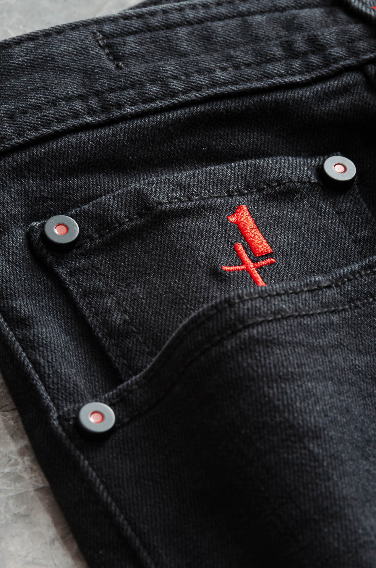 Kit# on 男士时装款商务休闲丹宁牛仔裤最新出品，巴黎秀场演绎款！！高端奢华且非常牛掰的一款丹宁裤装