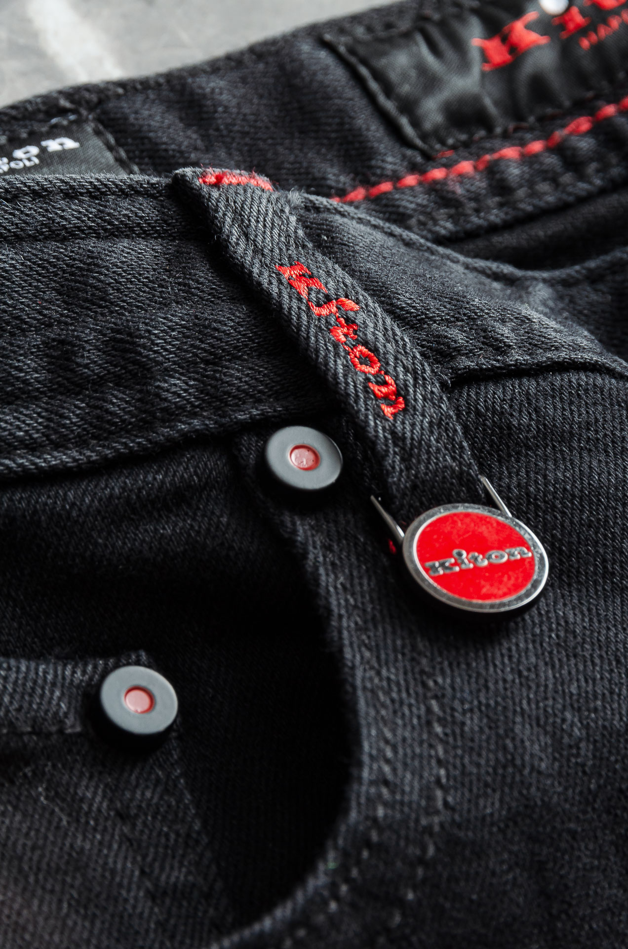 Kit# on 男士时装款商务休闲丹宁牛仔裤最新出品，巴黎秀场演绎款！！高端奢华且非常牛掰的一款丹宁裤装