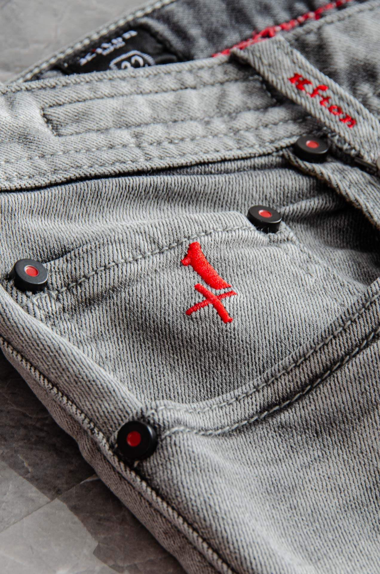 Kit# on 男士时装款商务休闲丹宁牛仔裤最新出品，巴黎秀场演绎款！！高端奢华且非常牛掰的一款丹宁裤装