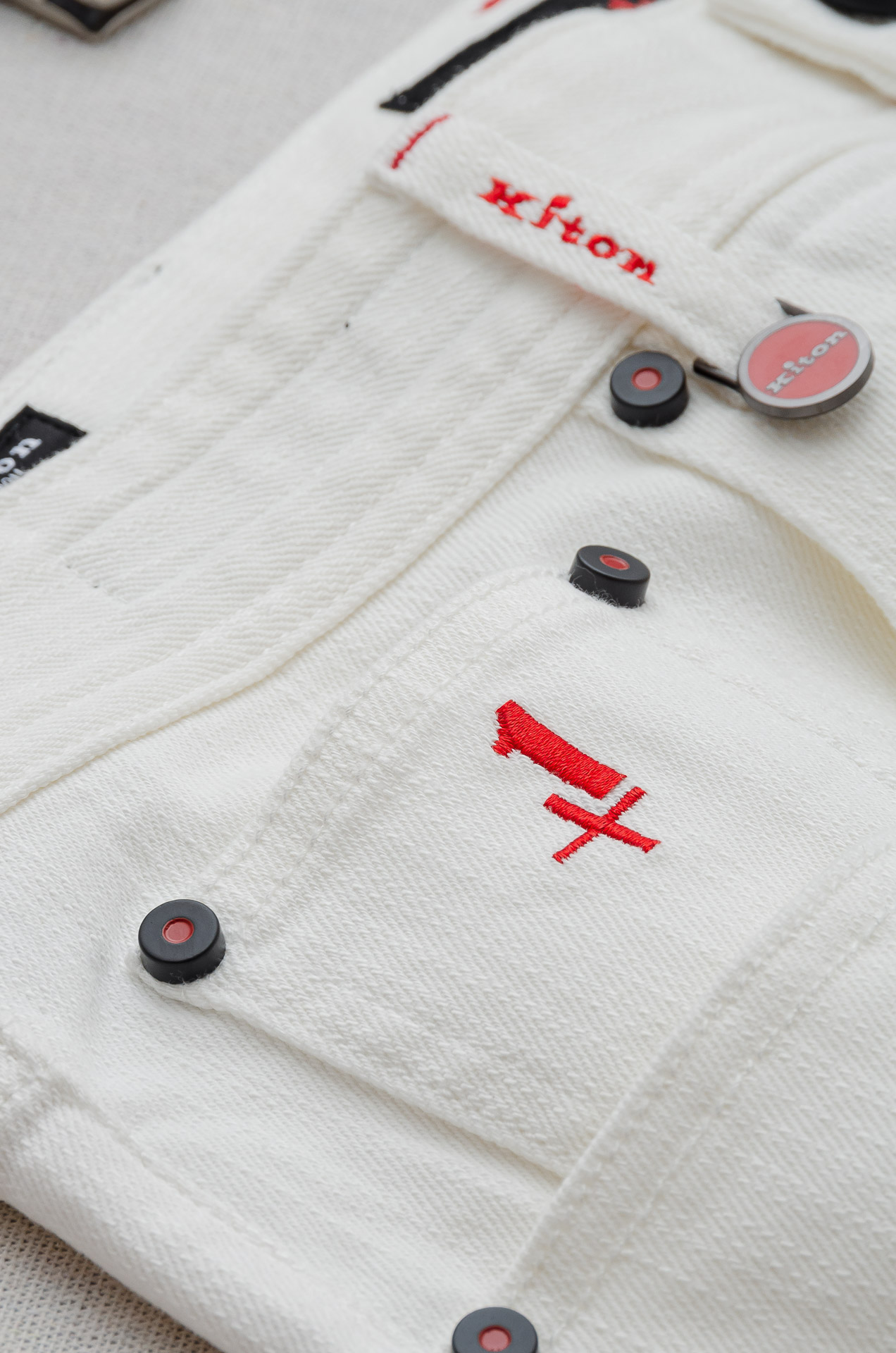 Kit on 男士时装款商务休闲丹宁牛仔裤最新出品，巴黎秀场演绎款！！高端奢华且非常牛掰的一款丹宁裤装，