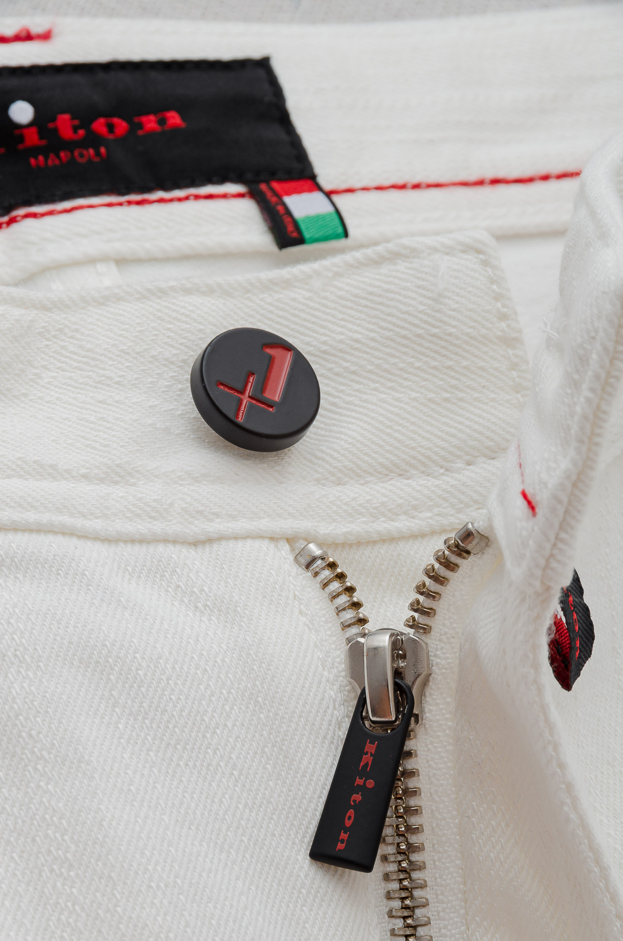 Kit on 男士时装款商务休闲丹宁牛仔裤最新出品，巴黎秀场演绎款！！高端奢华且非常牛掰的一款丹宁裤装，