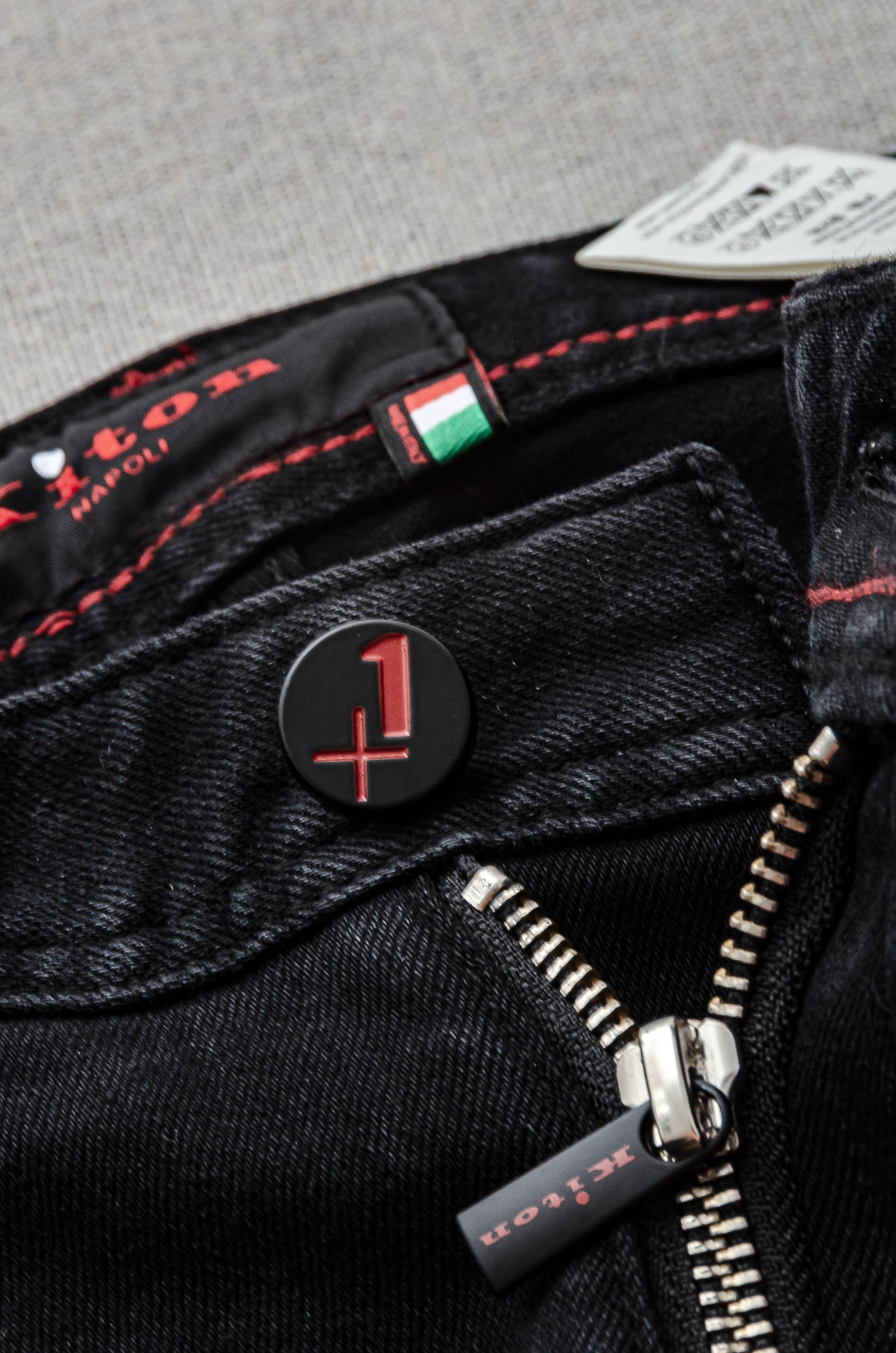 Kit on 男士时装款商务休闲丹宁牛仔裤最新出品，巴黎秀场演绎款！！高端奢华且非常牛掰的一款丹宁裤装，