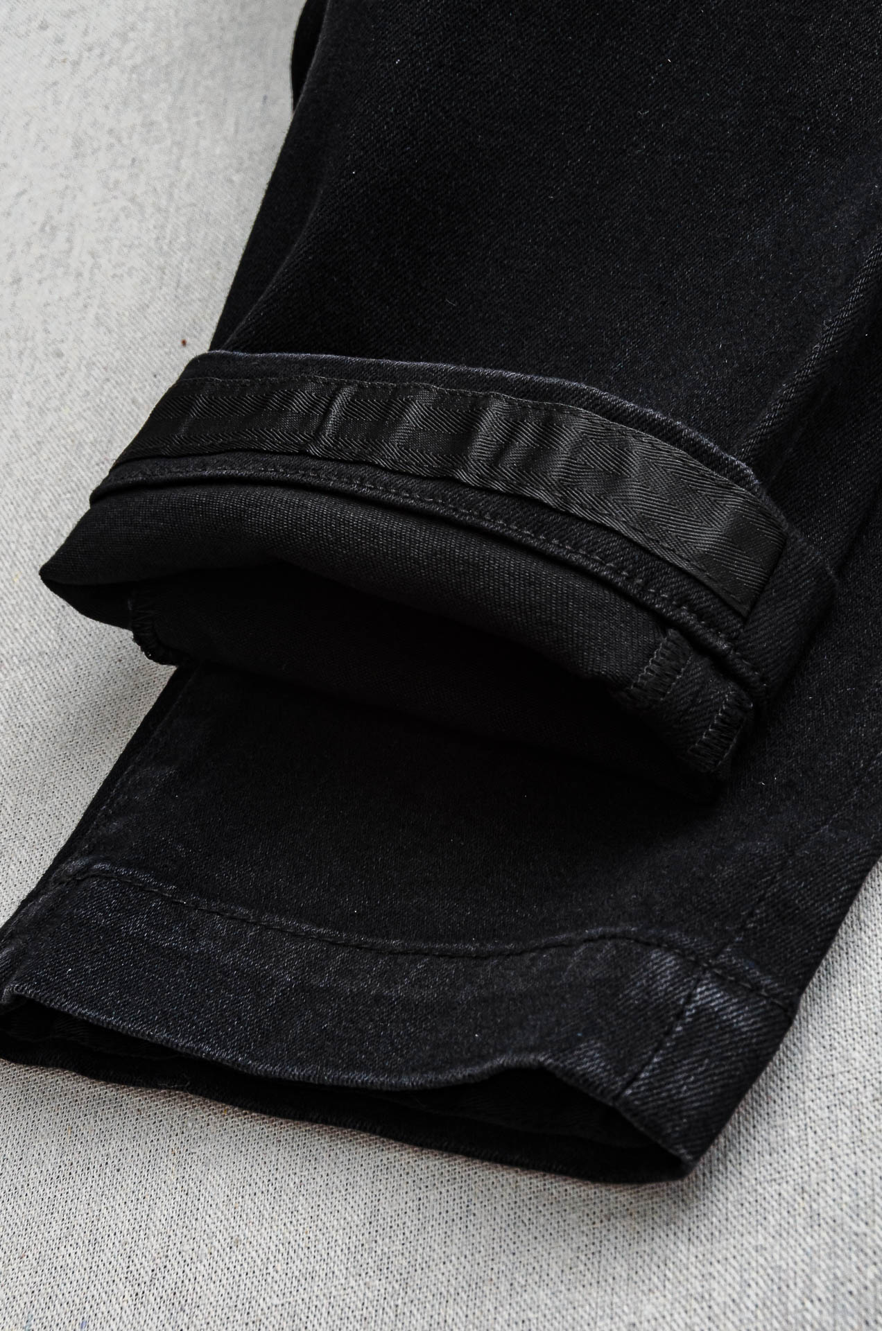 Kit on 男士时装款商务休闲丹宁牛仔裤最新出品，巴黎秀场演绎款！！高端奢华且非常牛掰的一款丹宁裤装，