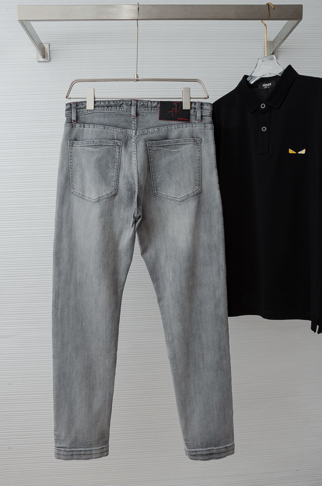 Kit on 男士时装款商务休闲丹宁牛仔裤最新出品，巴黎秀场演绎款！！高端奢华且非常牛掰的一款丹宁裤装，