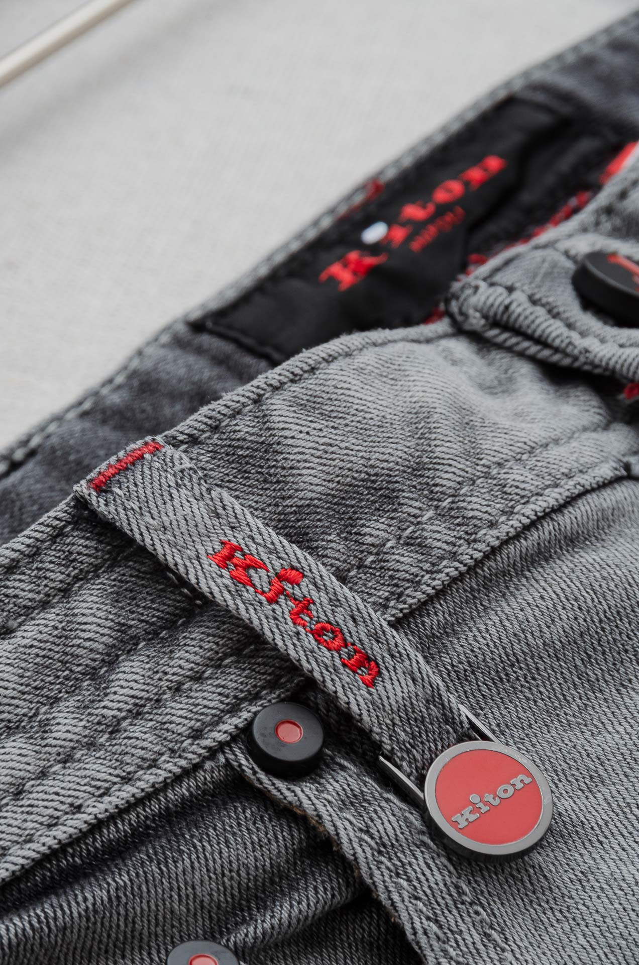 Kit on 男士时装款商务休闲丹宁牛仔裤最新出品，巴黎秀场演绎款！！高端奢华且非常牛掰的一款丹宁裤装，