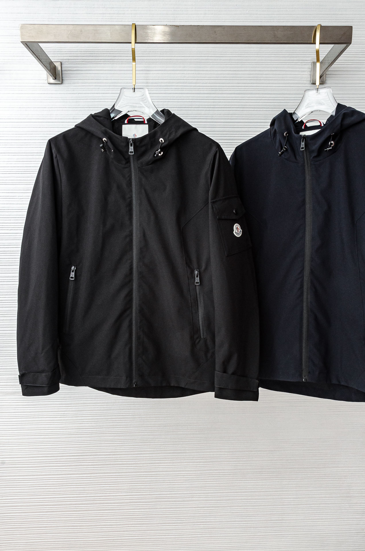 MONC* LER*.蒙口2025春季新品，连帽防水夹克外套#同步官网发售！该款夹克外层超柔聚酯纤维防风