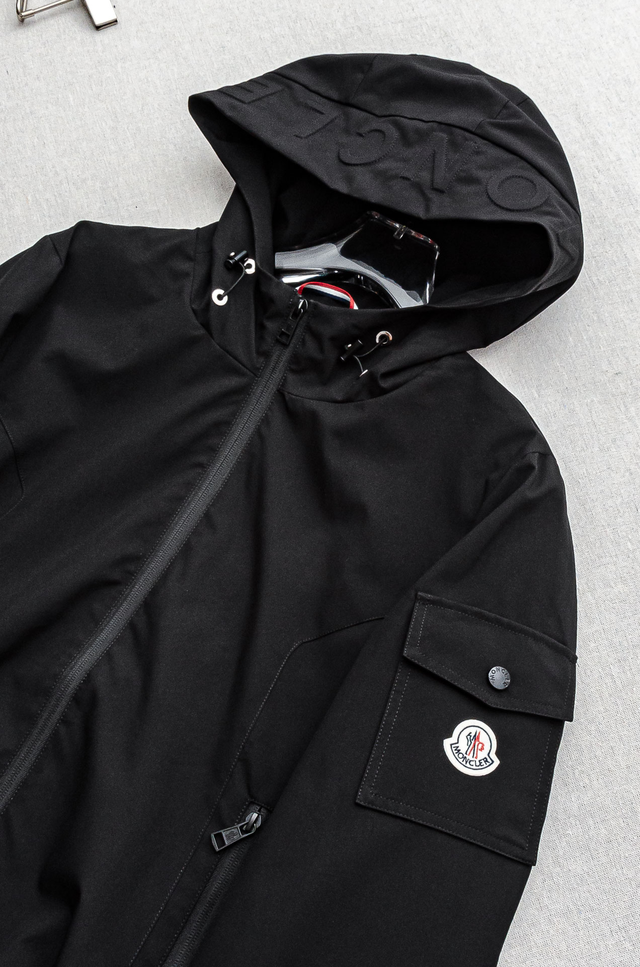 MONC* LER*.蒙口2025春季新品，连帽防水夹克外套#同步官网发售！该款夹克外层超柔聚酯纤维防风