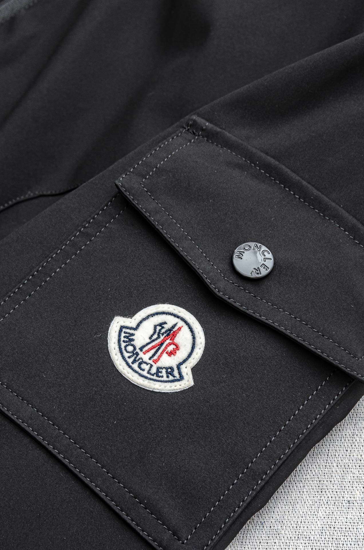 MONC* LER*.蒙口2025春季新品，连帽防水夹克外套#同步官网发售！该款夹克外层超柔聚酯纤维防风