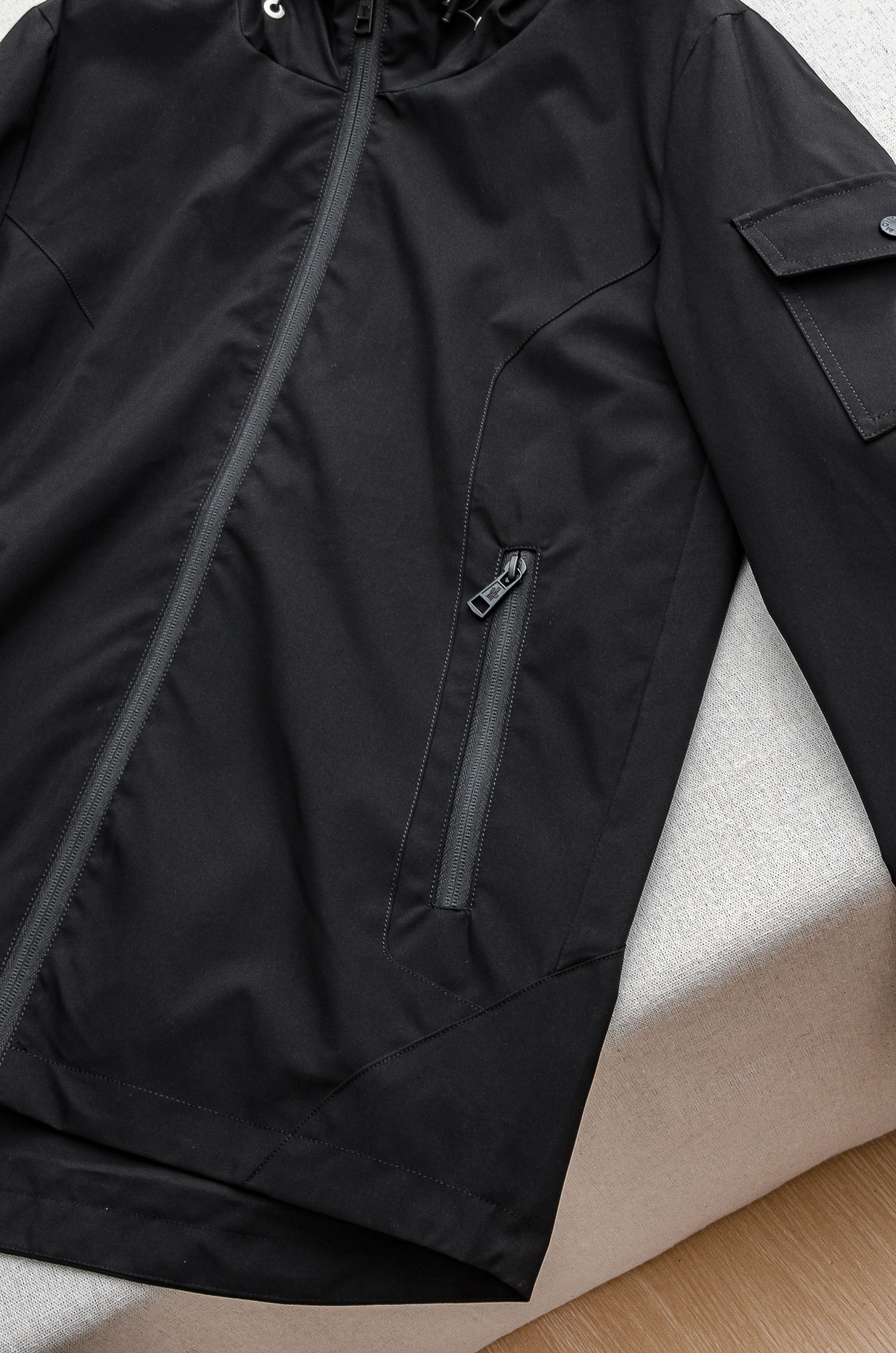 MONC* LER*.蒙口2025春季新品，连帽防水夹克外套#同步官网发售！该款夹克外层超柔聚酯纤维防风