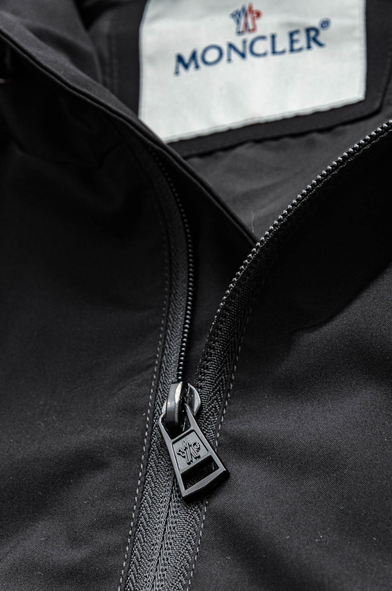 MONC* LER*.蒙口2025春季新品，连帽防水夹克外套#同步官网发售！该款夹克外层超柔聚酯纤维防风